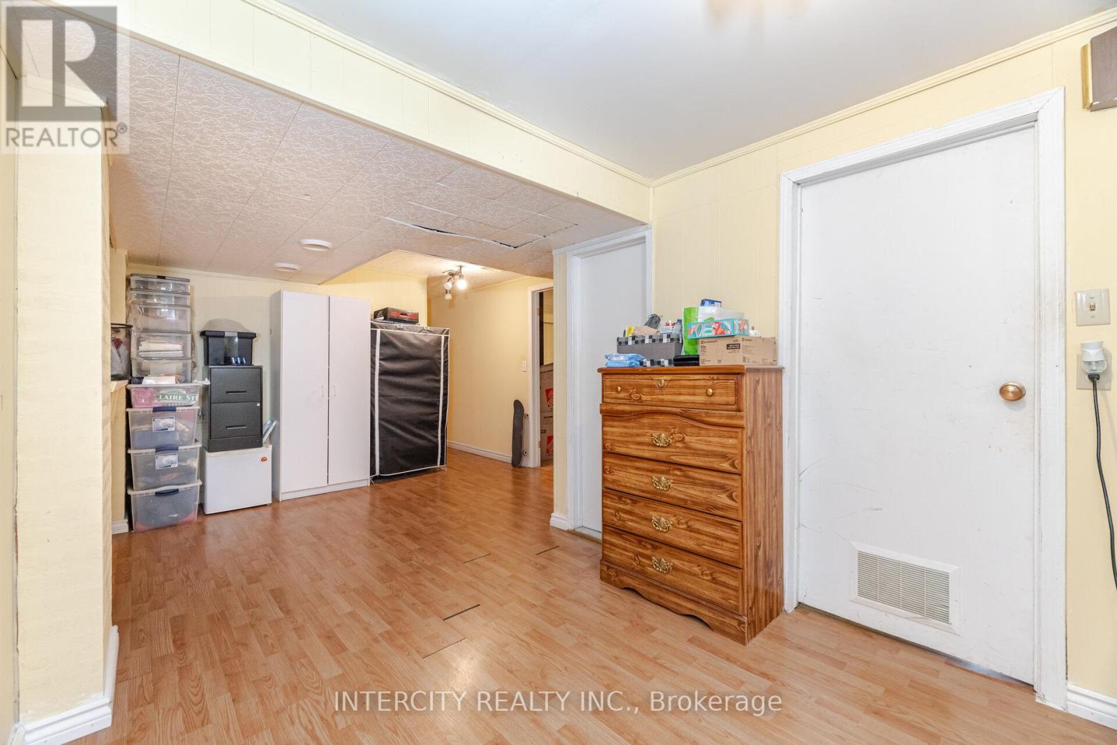 31 Munhall Road, Toronto, Ontario  M6P 1R2 - Photo 32 - W12591586