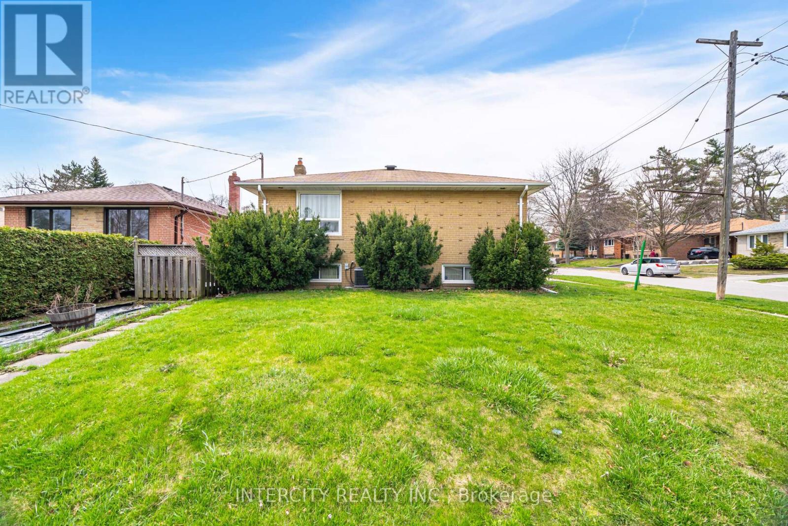 31 Munhall Road, Toronto, Ontario  M6P 1R2 - Photo 3 - W12591586