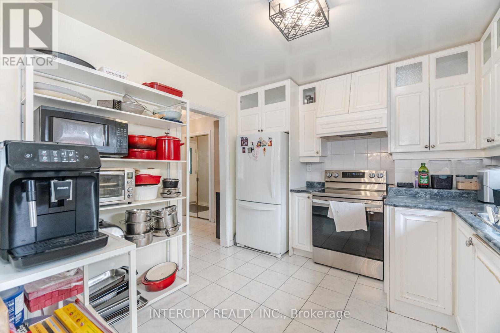 31 Munhall Road, Toronto, Ontario  M6P 1R2 - Photo 19 - W12591586