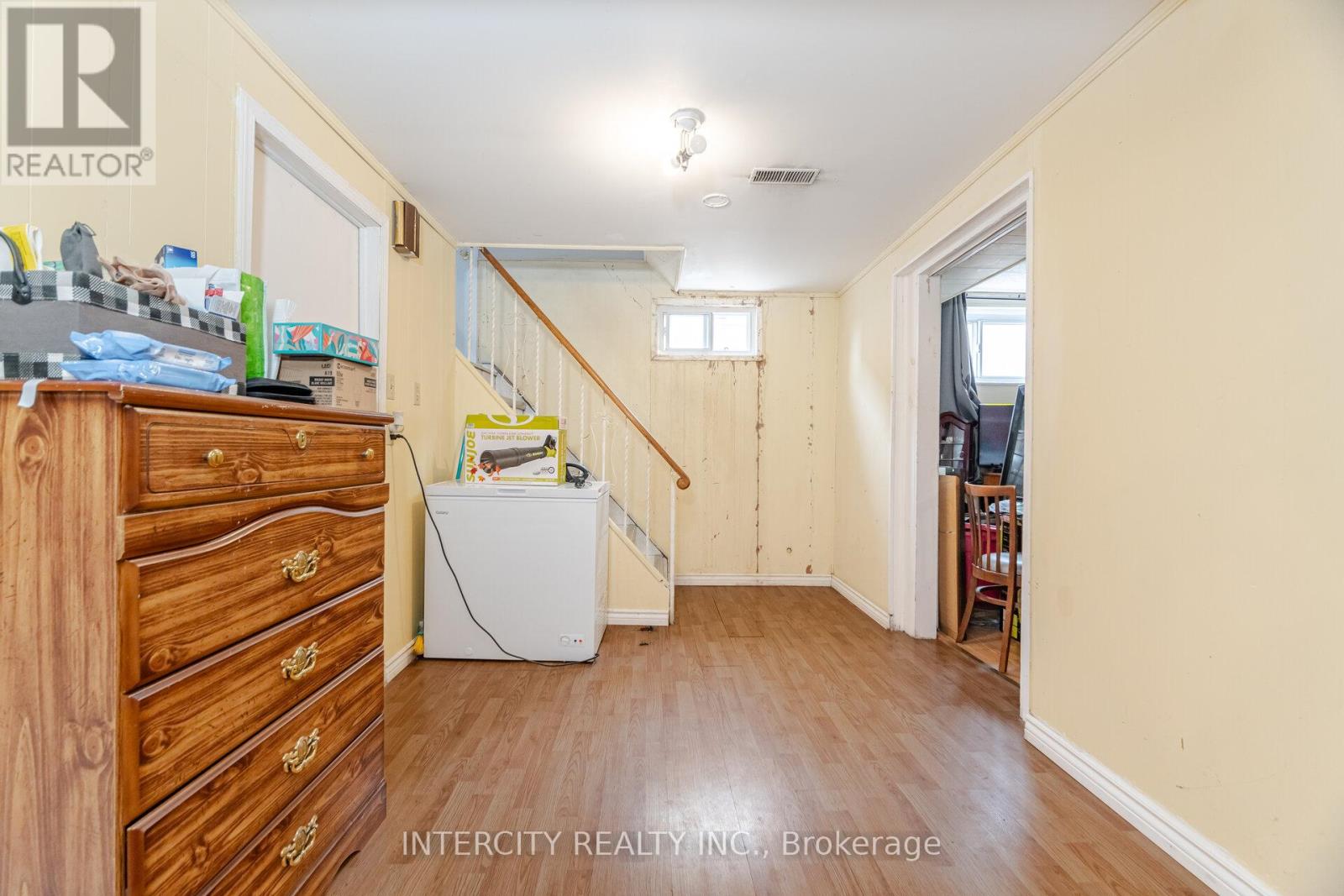 31 Munhall Road, Toronto, Ontario  M6P 1R2 - Photo 31 - W12591586