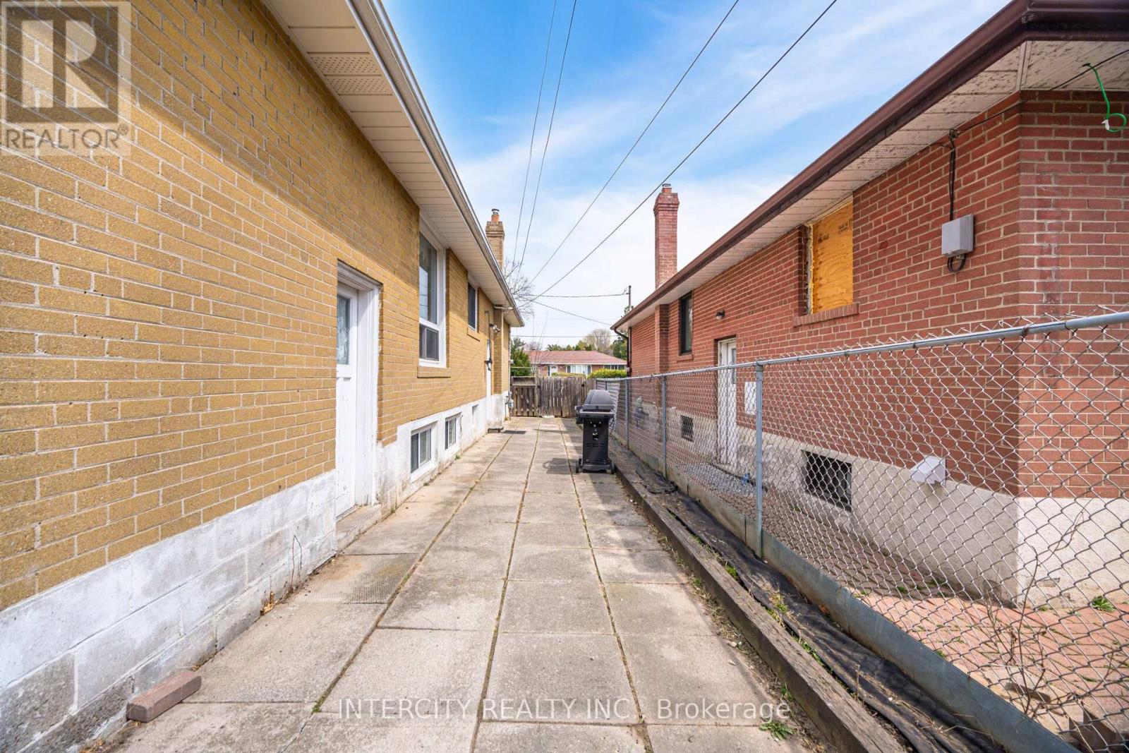 31 Munhall Road, Toronto, Ontario  M6P 1R2 - Photo 48 - W12591586