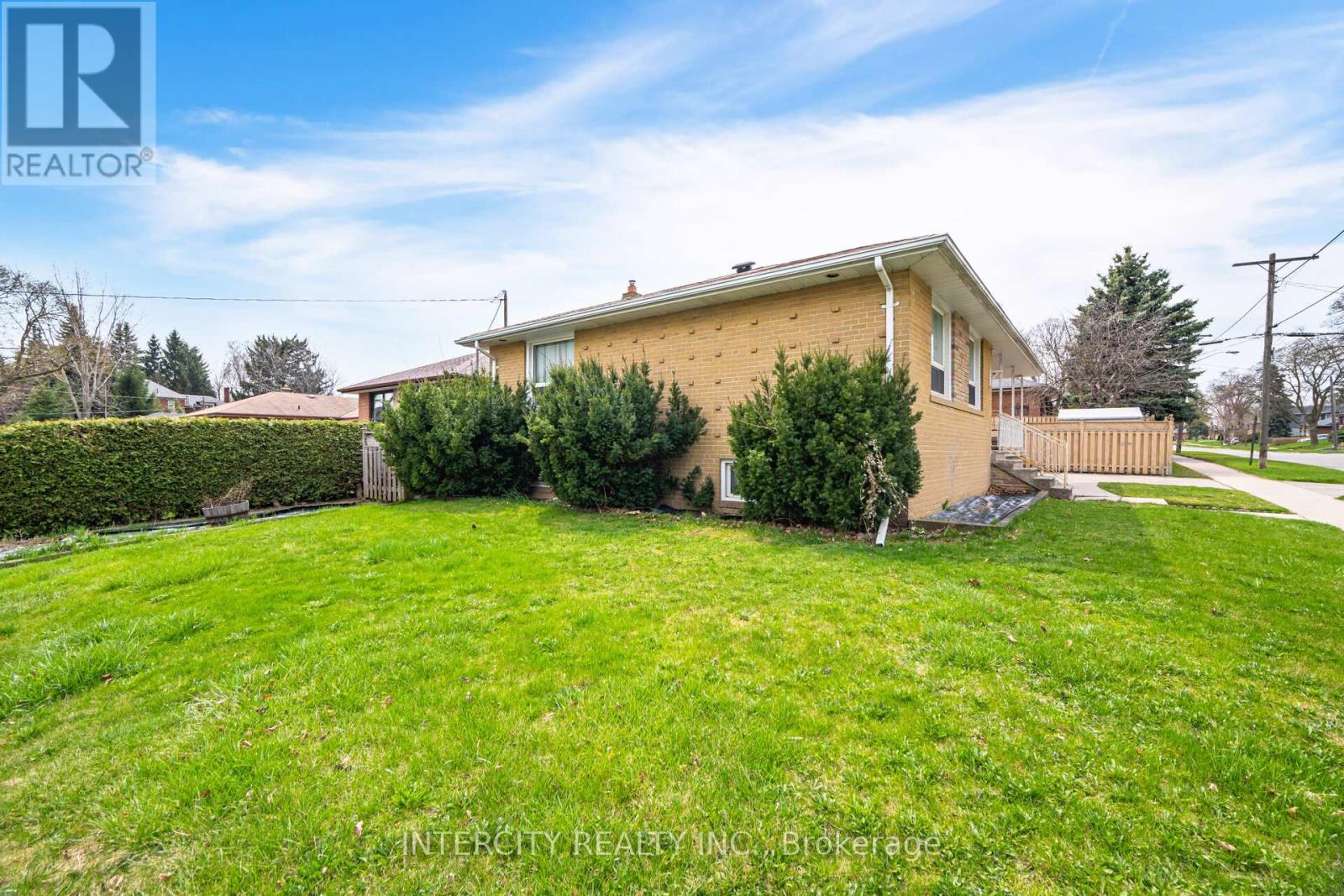 31 Munhall Road, Toronto, Ontario  M6P 1R2 - Photo 2 - W12591586