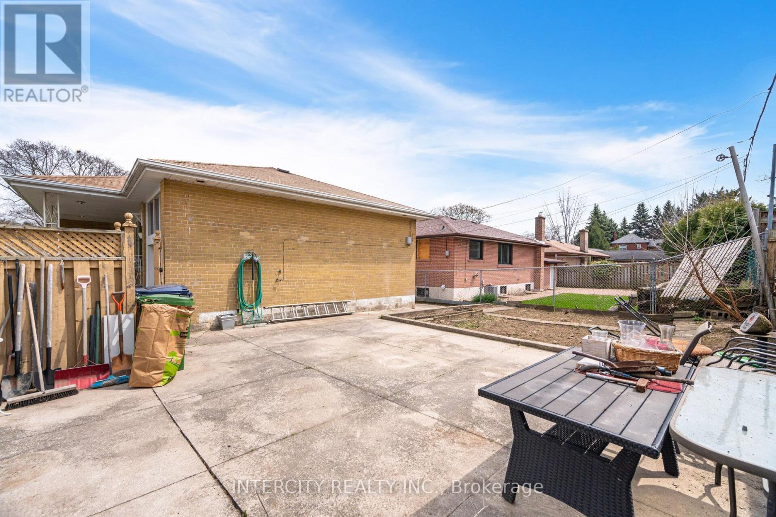 31 Munhall Road, Toronto, Ontario  M6P 1R2 - Photo 49 - W12591586