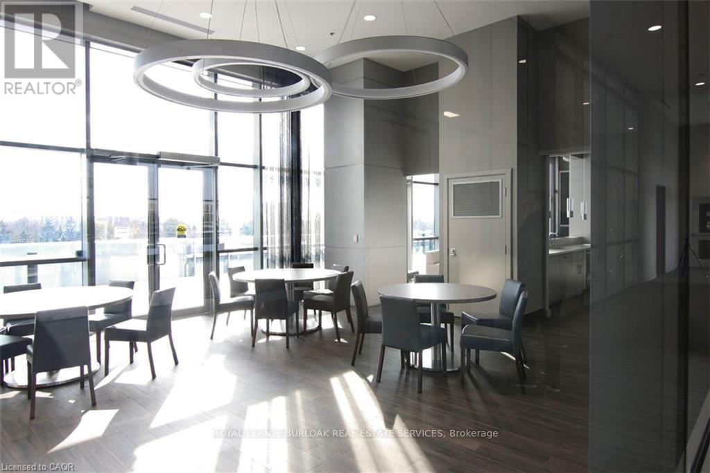 2007 - 2081 Fairview Street, Burlington, Ontario L7R 0E4 - Photo 3 - W12591634