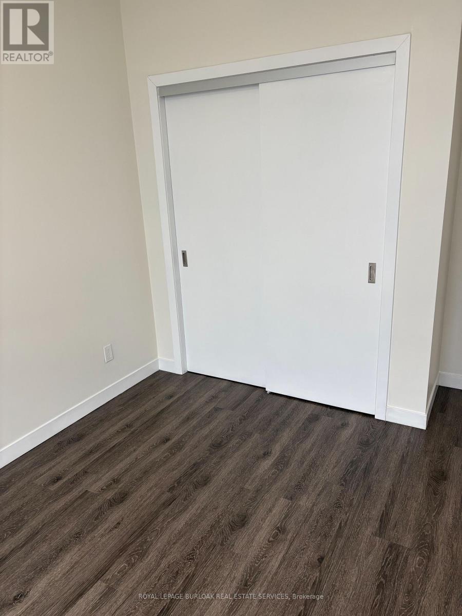 2007 - 2081 Fairview Street, Burlington, Ontario L7R 0E4 - Photo 18 - W12591634