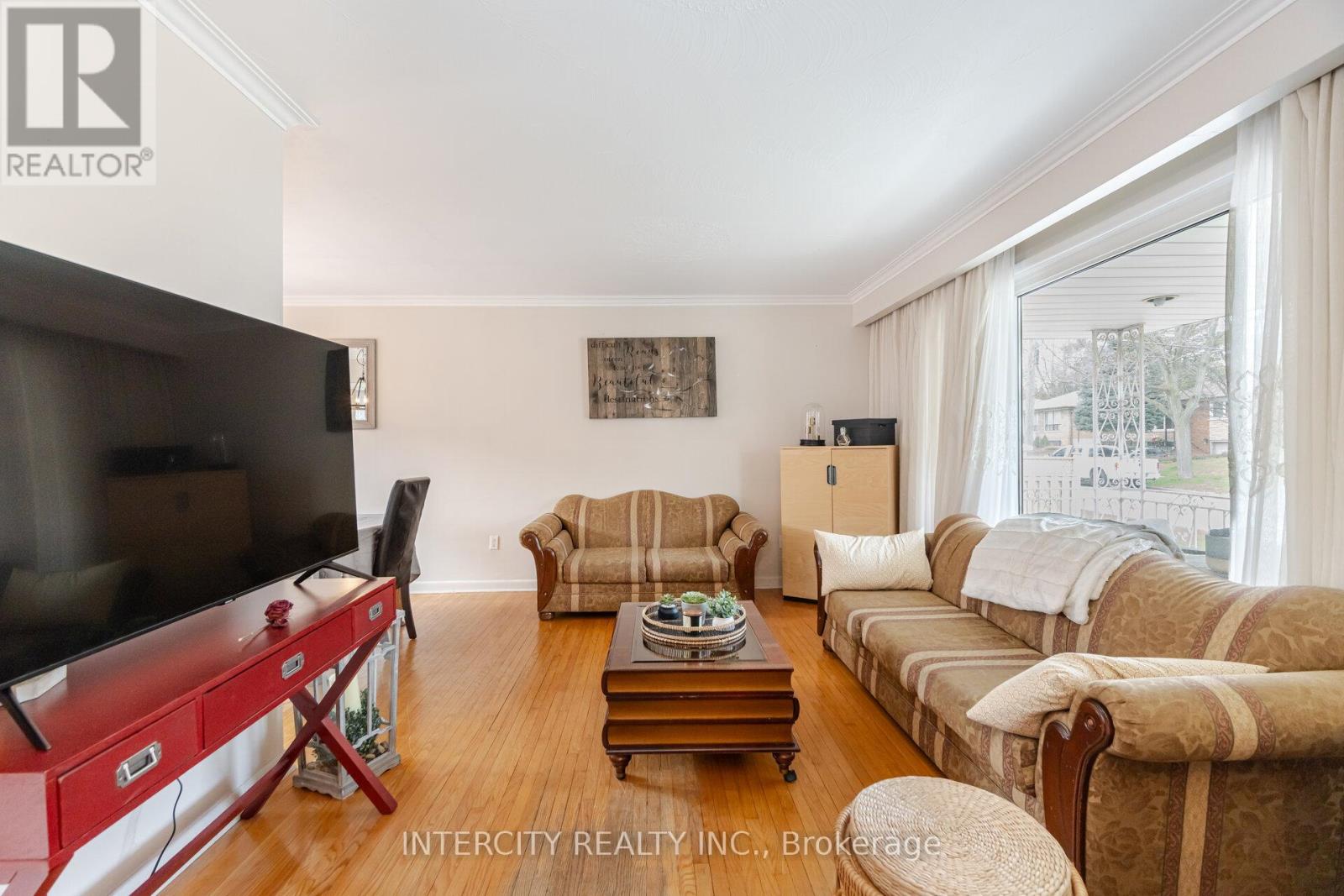 31 Munhall Road, Toronto, Ontario  M6P 1R2 - Photo 11 - W12591586