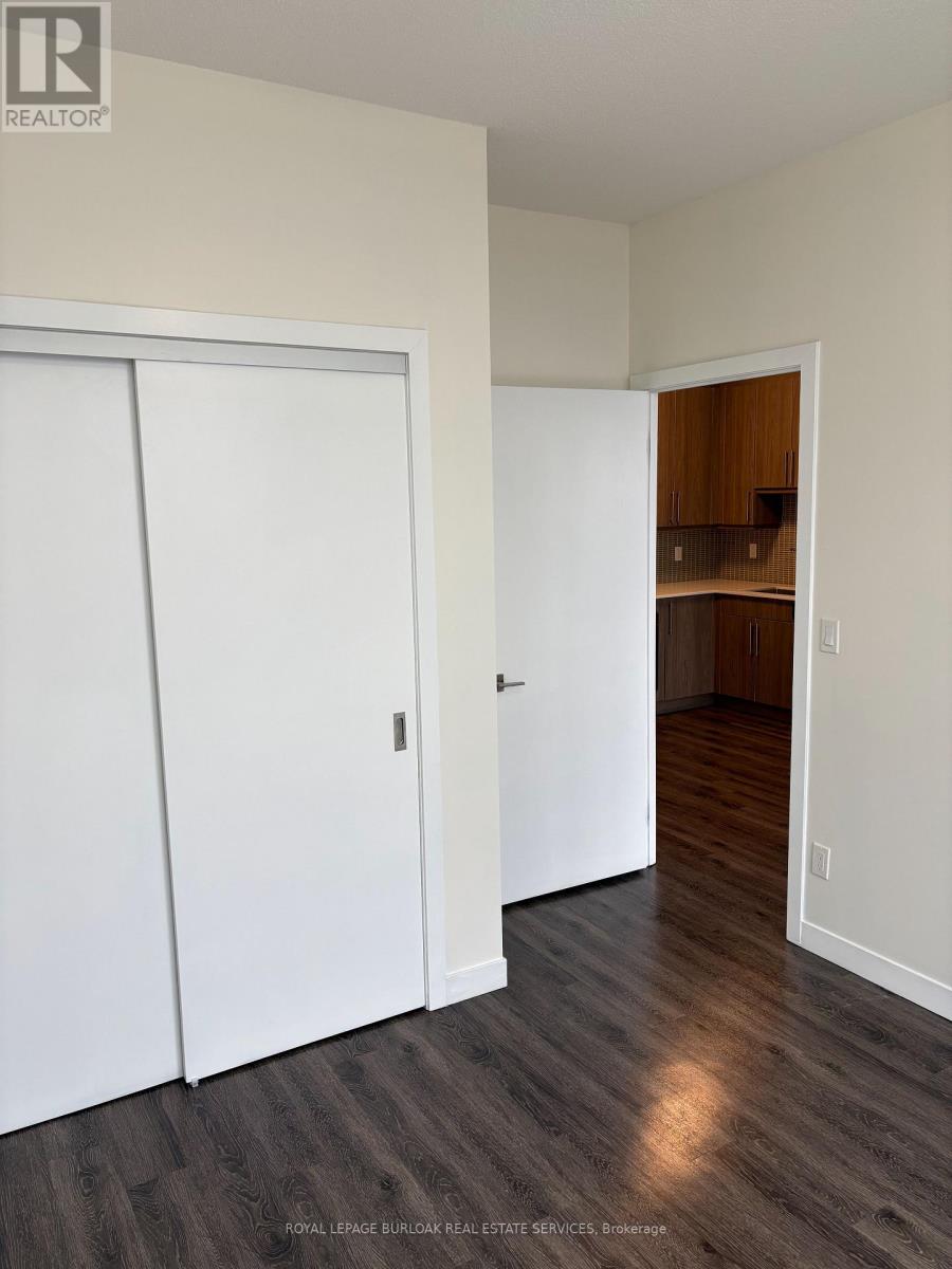 2007 - 2081 Fairview Street, Burlington, Ontario L7R 0E4 - Photo 19 - W12591634