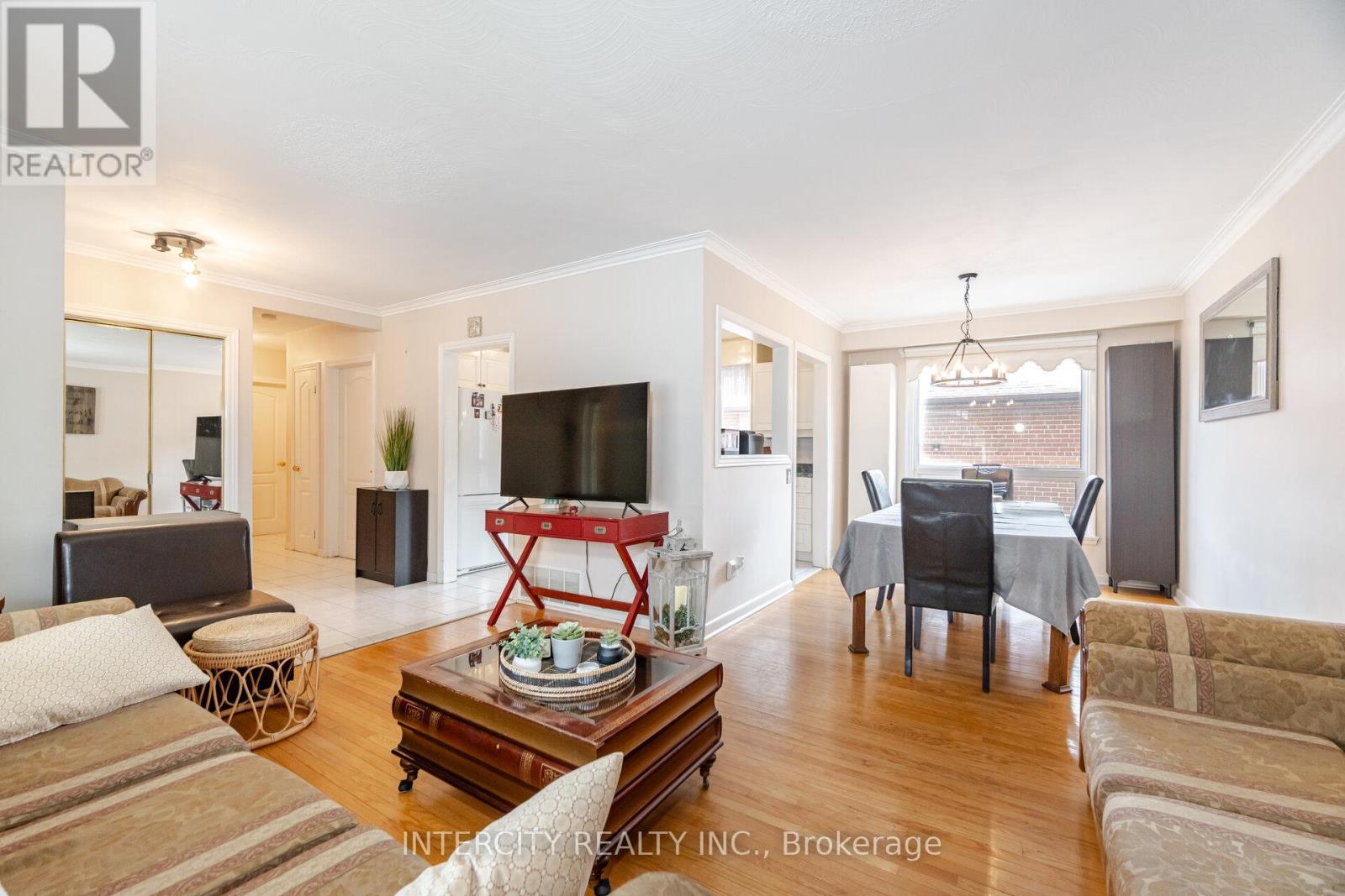 31 Munhall Road, Toronto, Ontario  M6P 1R2 - Photo 13 - W12591586