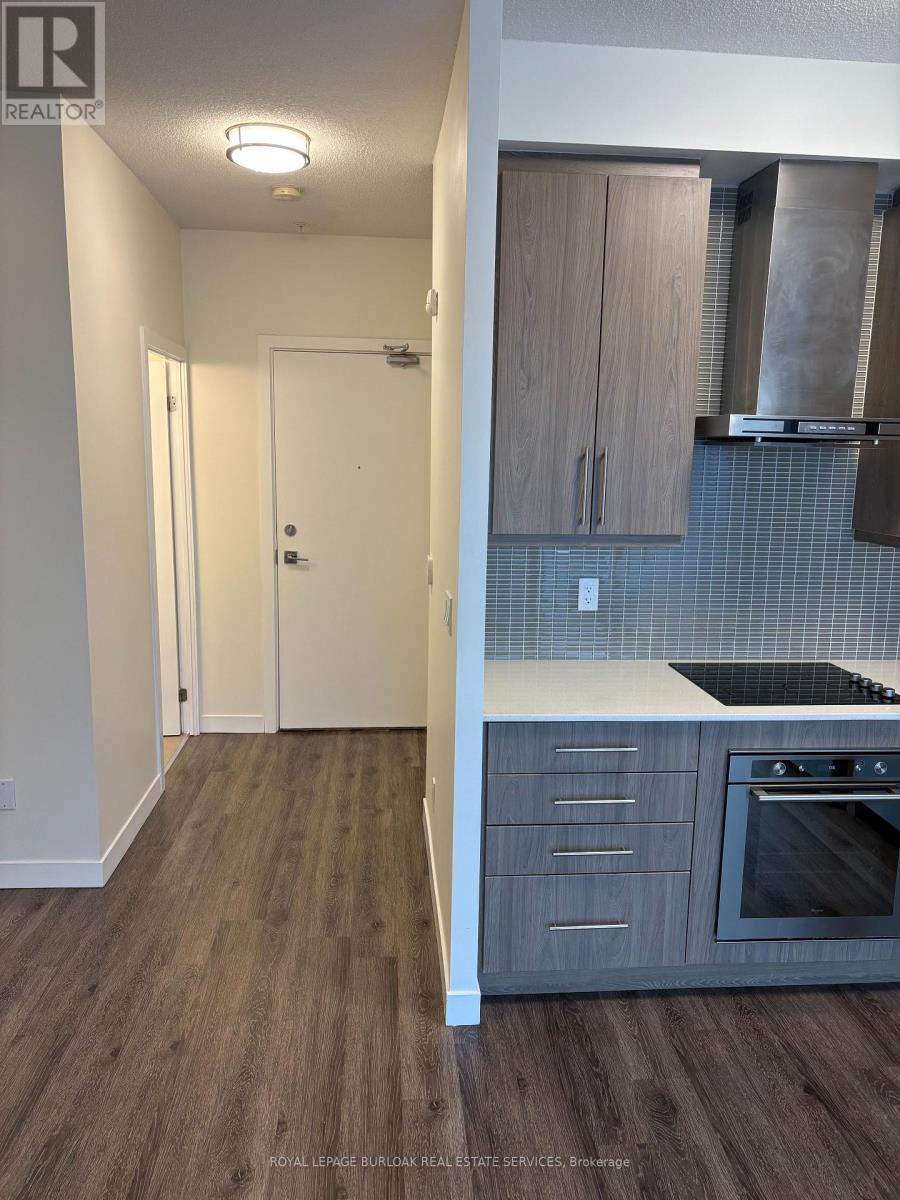 2007 - 2081 Fairview Street, Burlington, Ontario L7R 0E4 - Photo 5 - W12591634