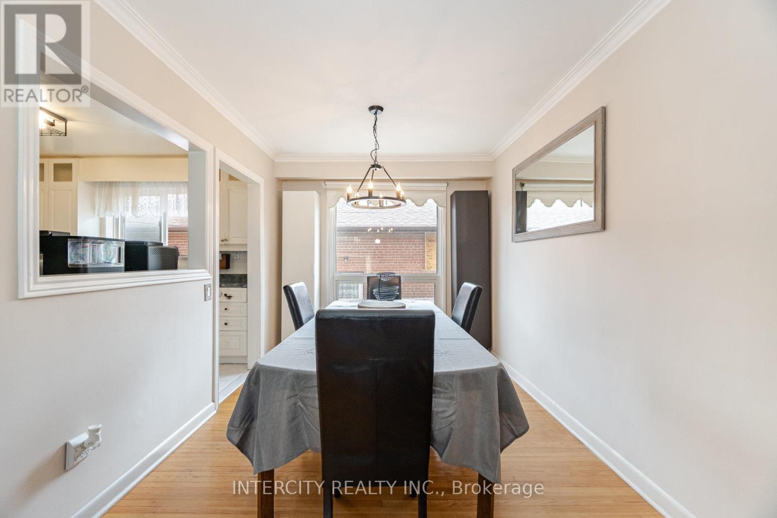 31 Munhall Road, Toronto, Ontario  M6P 1R2 - Photo 14 - W12591586