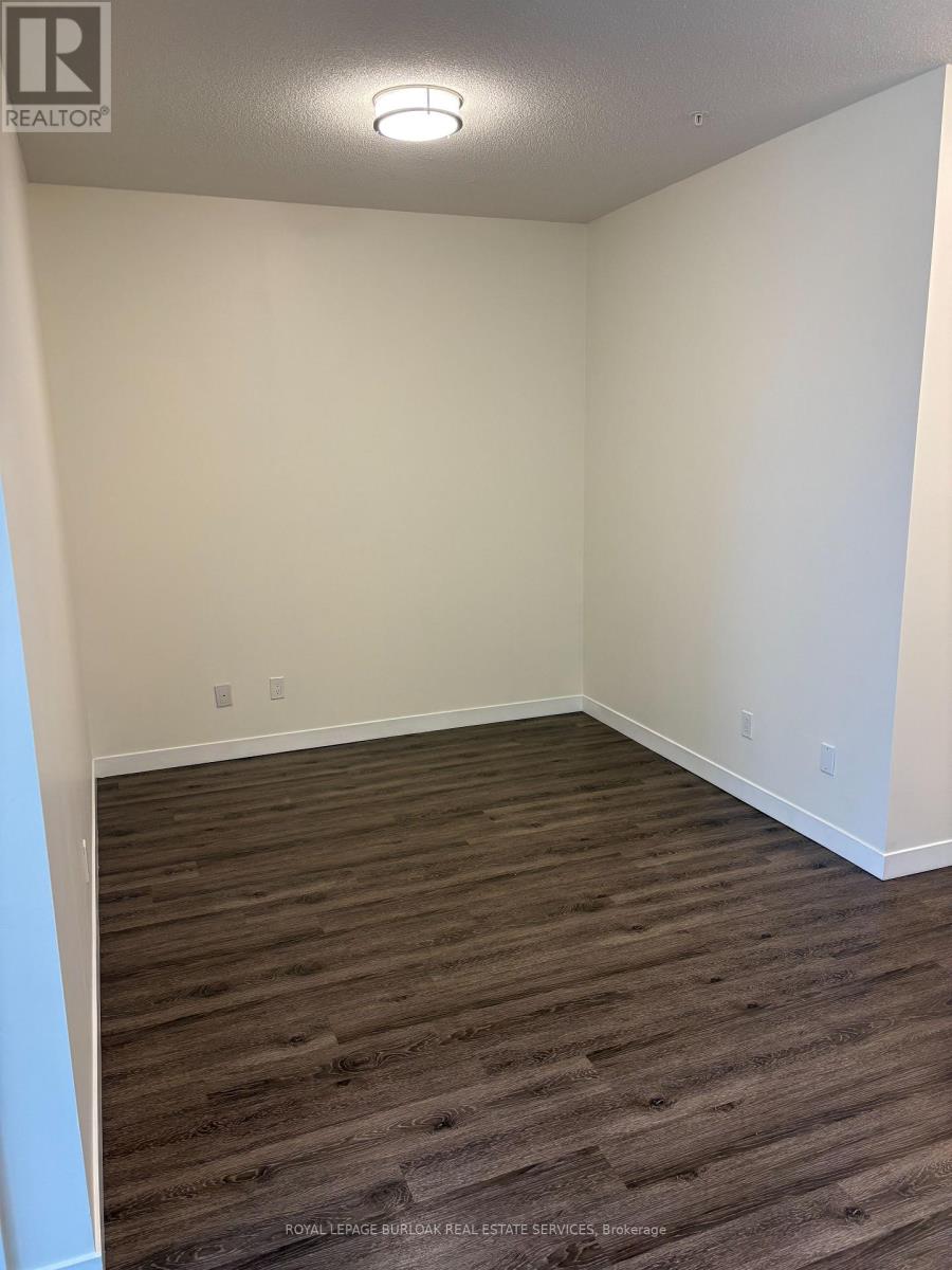 2007 - 2081 Fairview Street, Burlington, Ontario L7R 0E4 - Photo 10 - W12591634