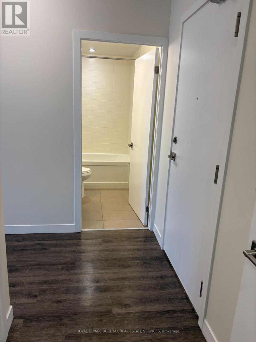 2007 - 2081 Fairview Street, Burlington, Ontario L7R 0E4 - Photo 7 - W12591634