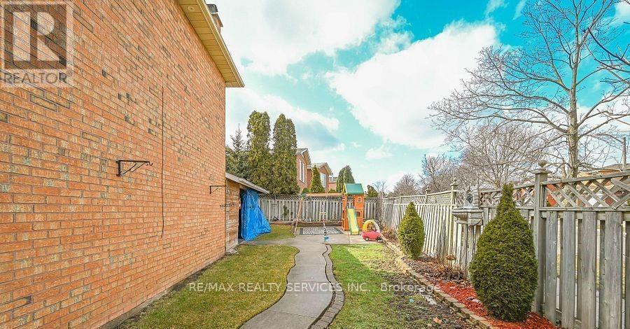 32 Shenstone Avenue, Brampton, Ontario L6Z 2Y8 - Photo 14 - W12591668