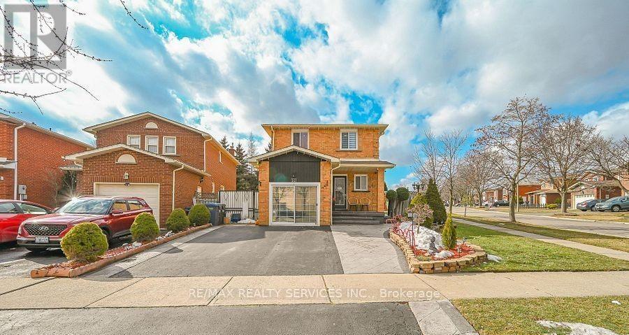 32 Shenstone Avenue, Brampton, Ontario L6Z 2Y8 - Photo 2 - W12591668