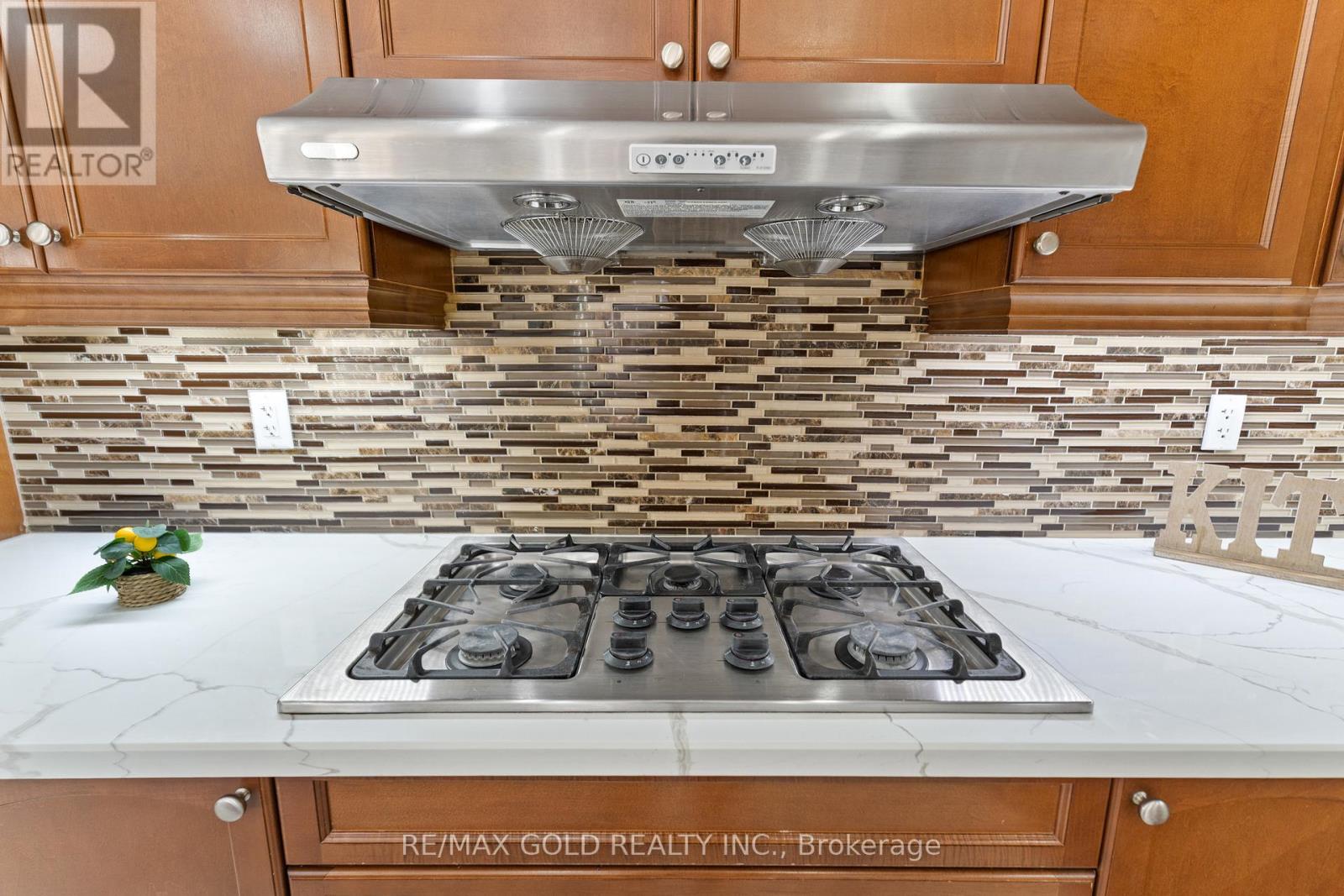 2 Helman Road, Brampton, Ontario L6R 0R4 - Photo 11 - W12591710