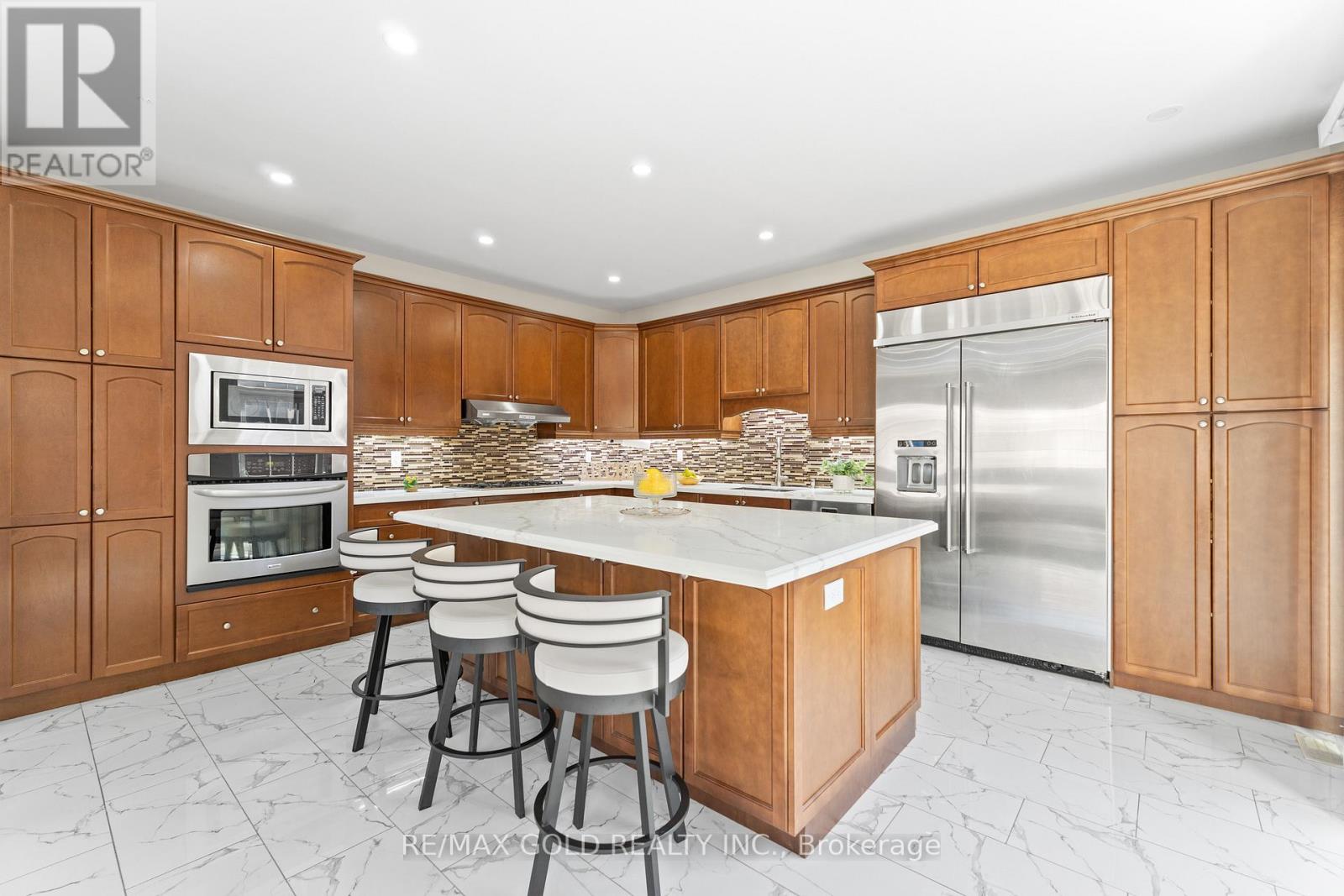 2 Helman Road, Brampton, Ontario L6R 0R4 - Photo 9 - W12591710