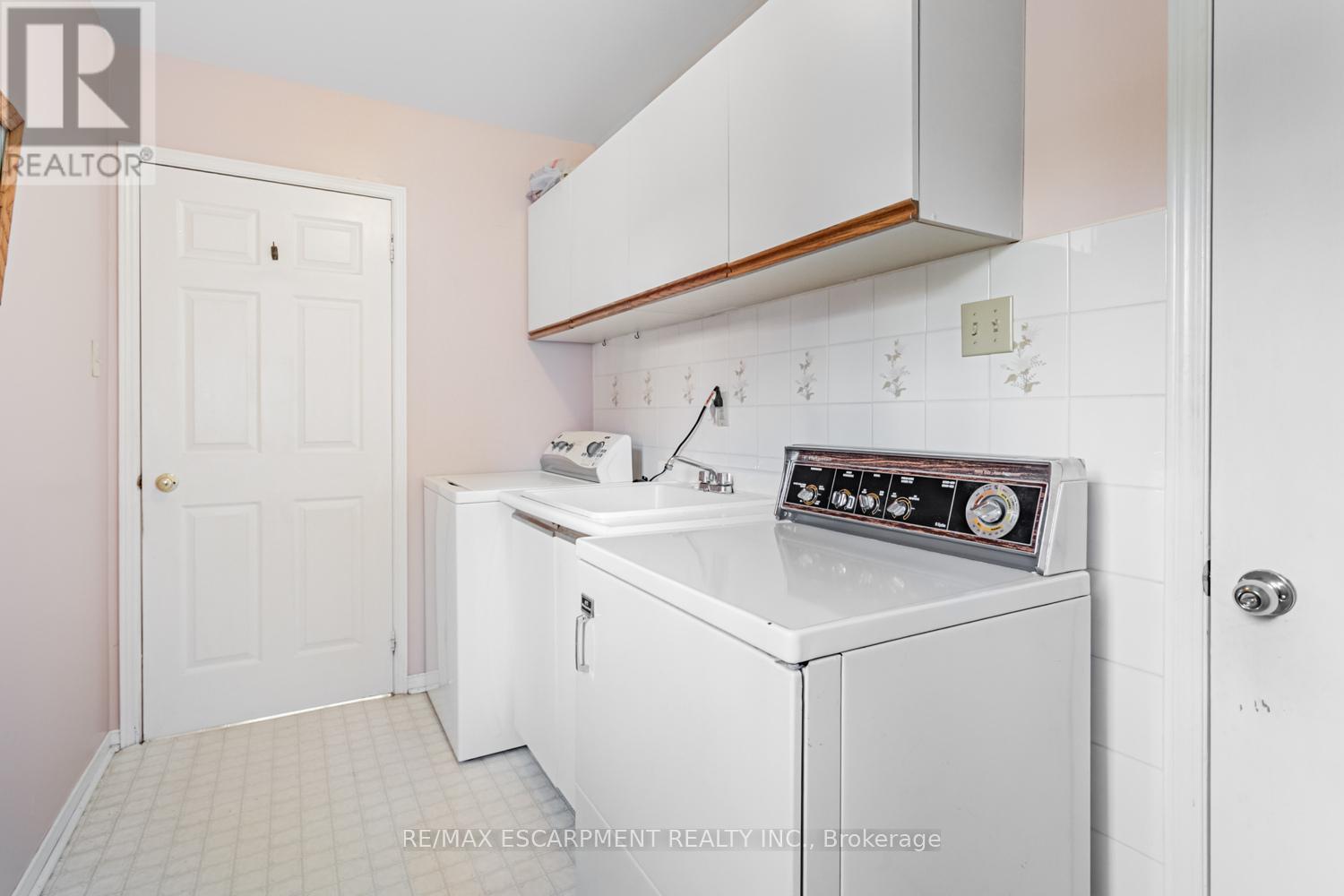 267 Macedonia Crescent, Mississauga, Ontario  L5B 3R9 - Photo 8 - W12591746