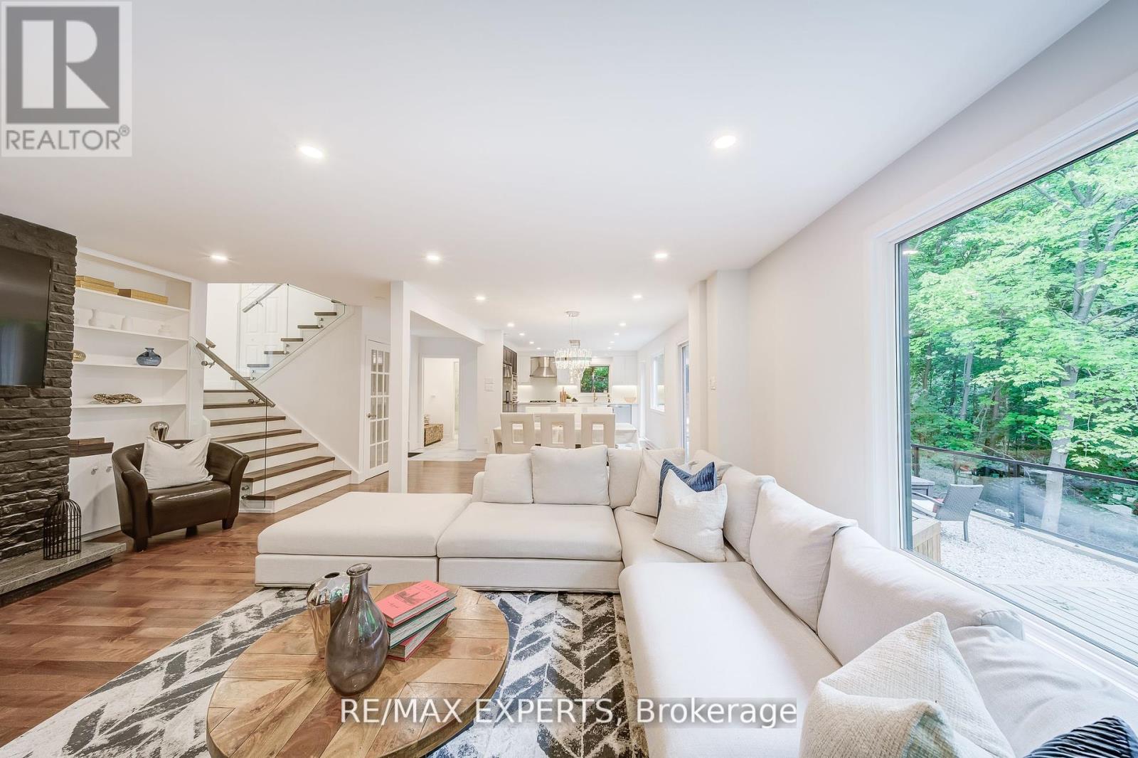 1135 Greenoaks Drive, Mississauga, Ontario  L5J 3A1 - Photo 8 - W12591828