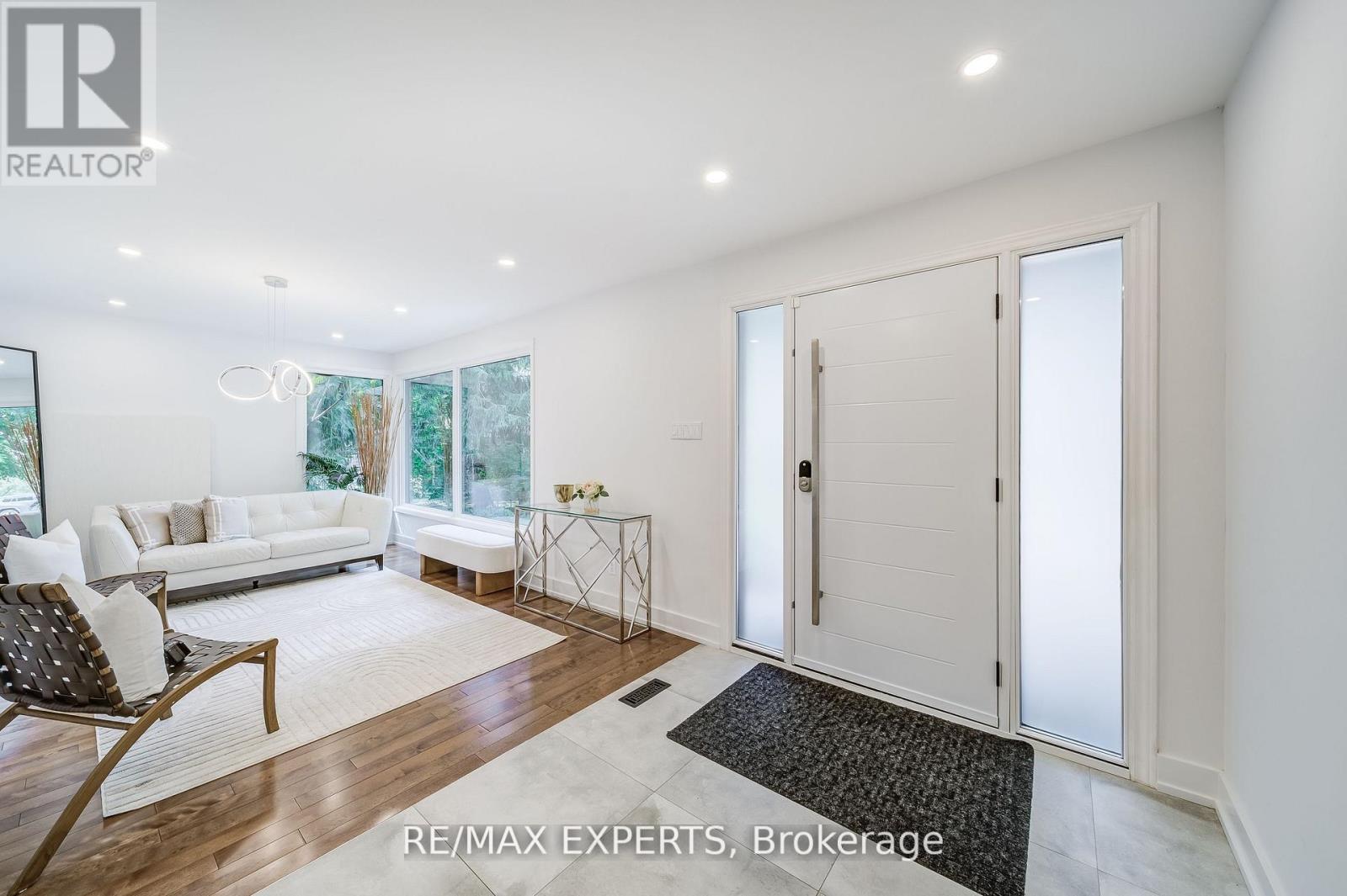 1135 Greenoaks Drive, Mississauga, Ontario  L5J 3A1 - Photo 5 - W12591828