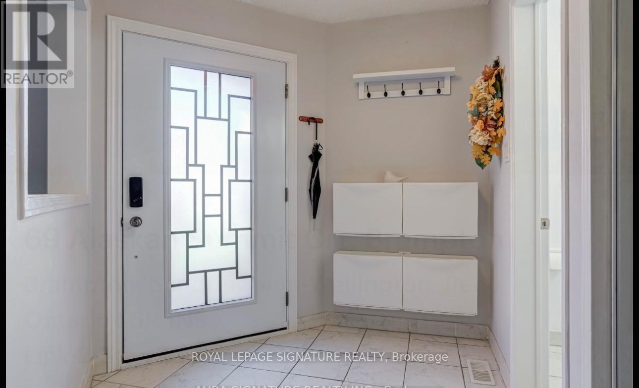 69 Alaskan Summit Court, Brampton, Ontario L6R 1N9 - Photo 4 - W12591832