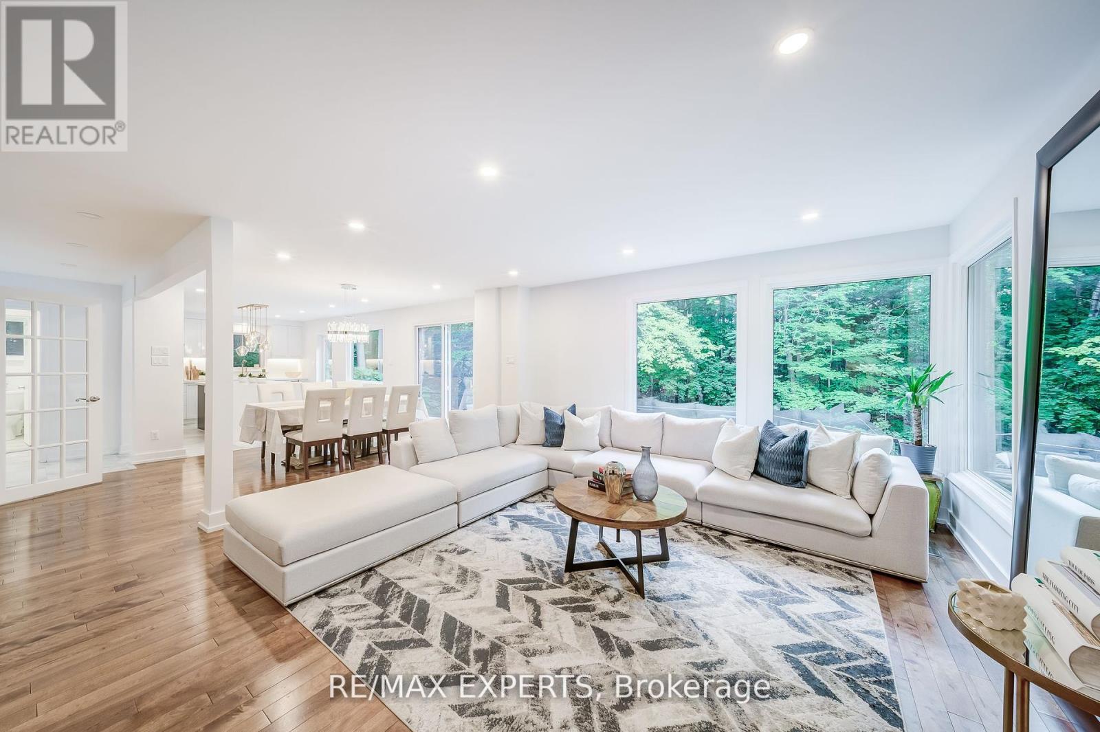 1135 Greenoaks Drive, Mississauga, Ontario  L5J 3A1 - Photo 9 - W12591828