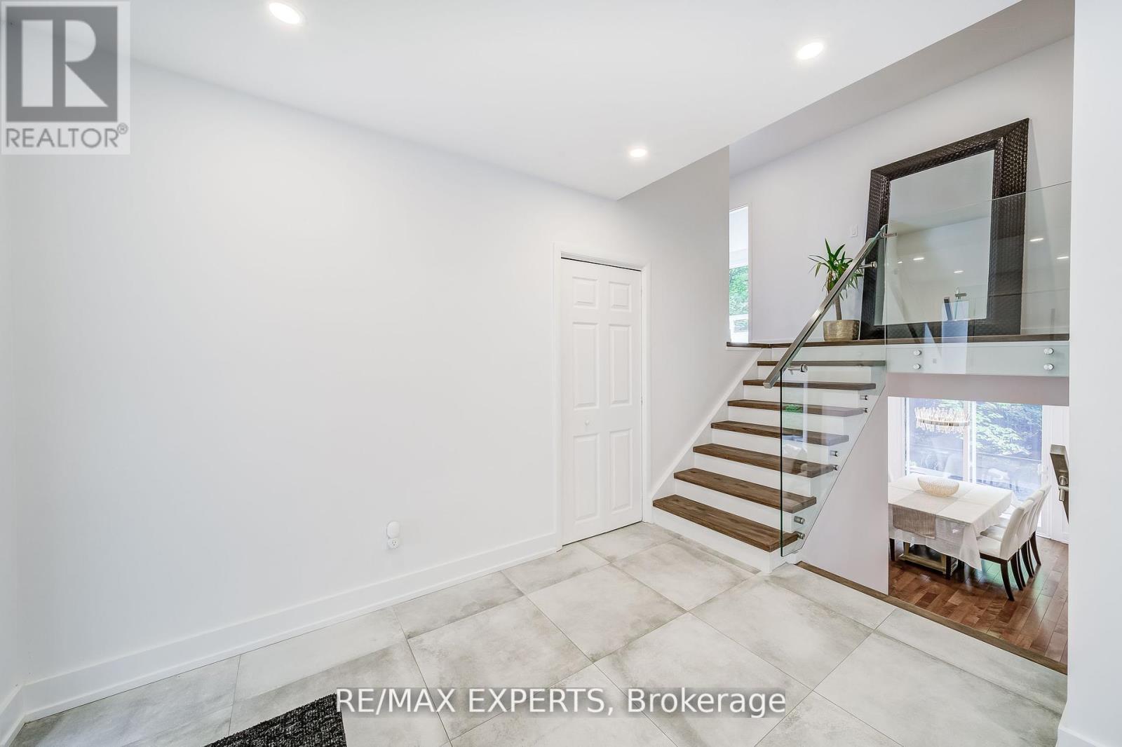 1135 Greenoaks Drive, Mississauga, Ontario  L5J 3A1 - Photo 7 - W12591828