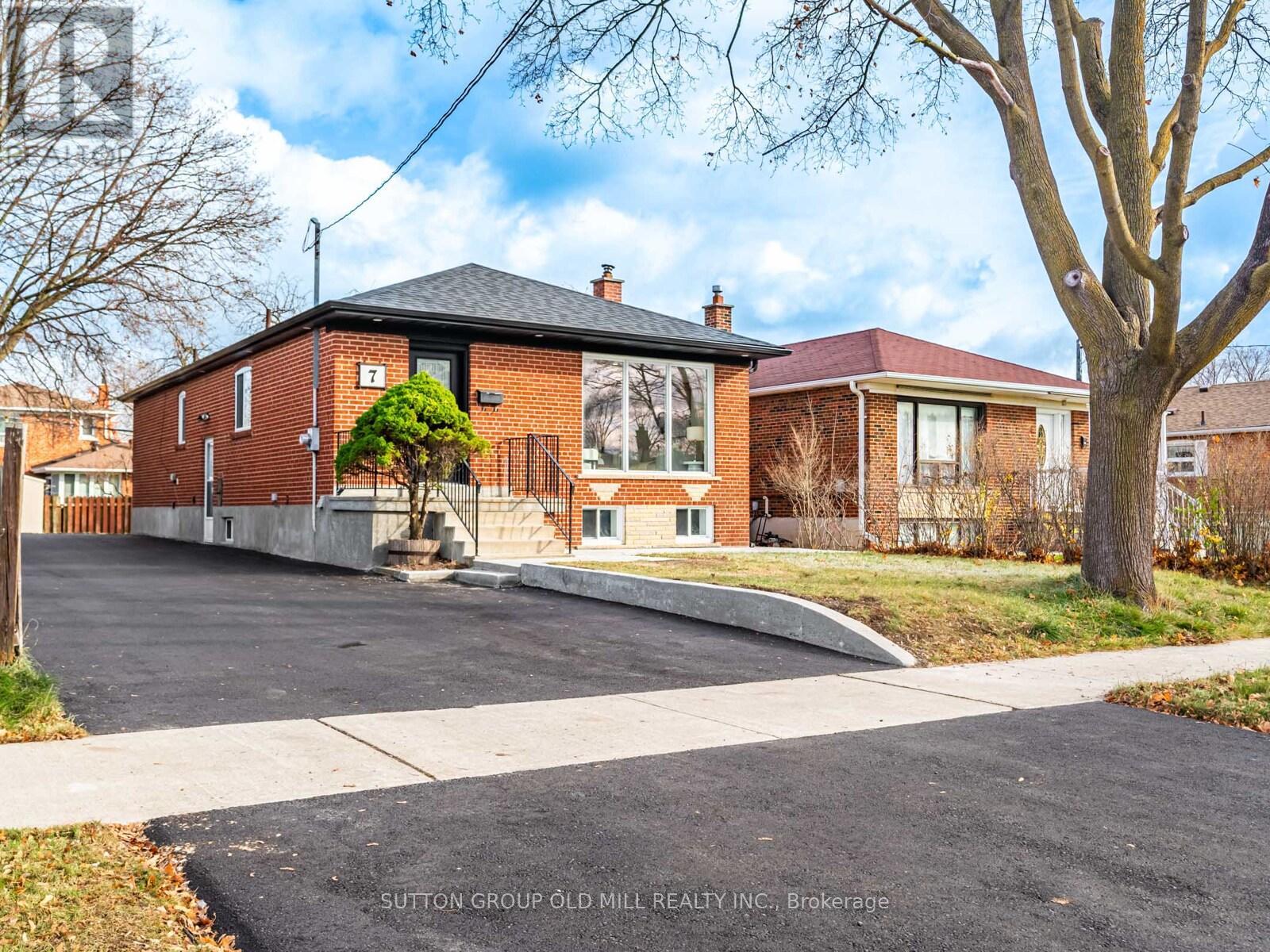 7 Heatherglen Road, Toronto, Ontario M9W 4P9 - Photo 2 - W12591924