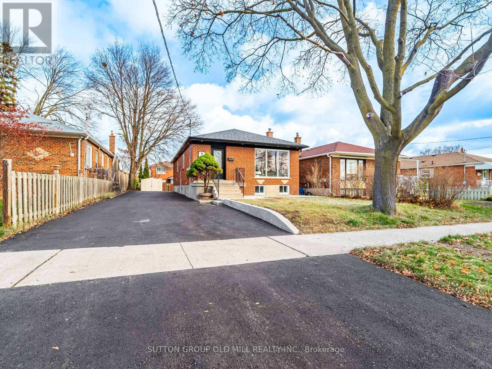 7 Heatherglen Road, Toronto, Ontario M9W 4P9 - Photo 3 - W12591924