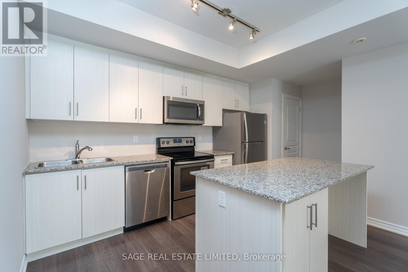 5 - 140 Long Branch Avenue, Toronto, Ontario M8W 0B1 - Photo 3 - W12591986