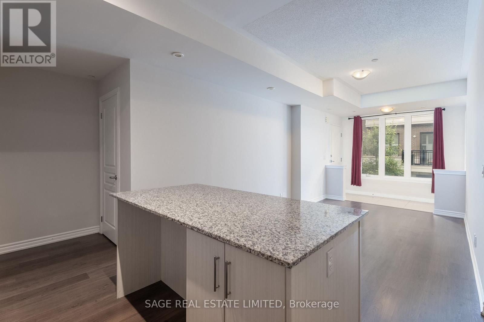 5 - 140 Long Branch Avenue, Toronto, Ontario M8W 0B1 - Photo 4 - W12591986