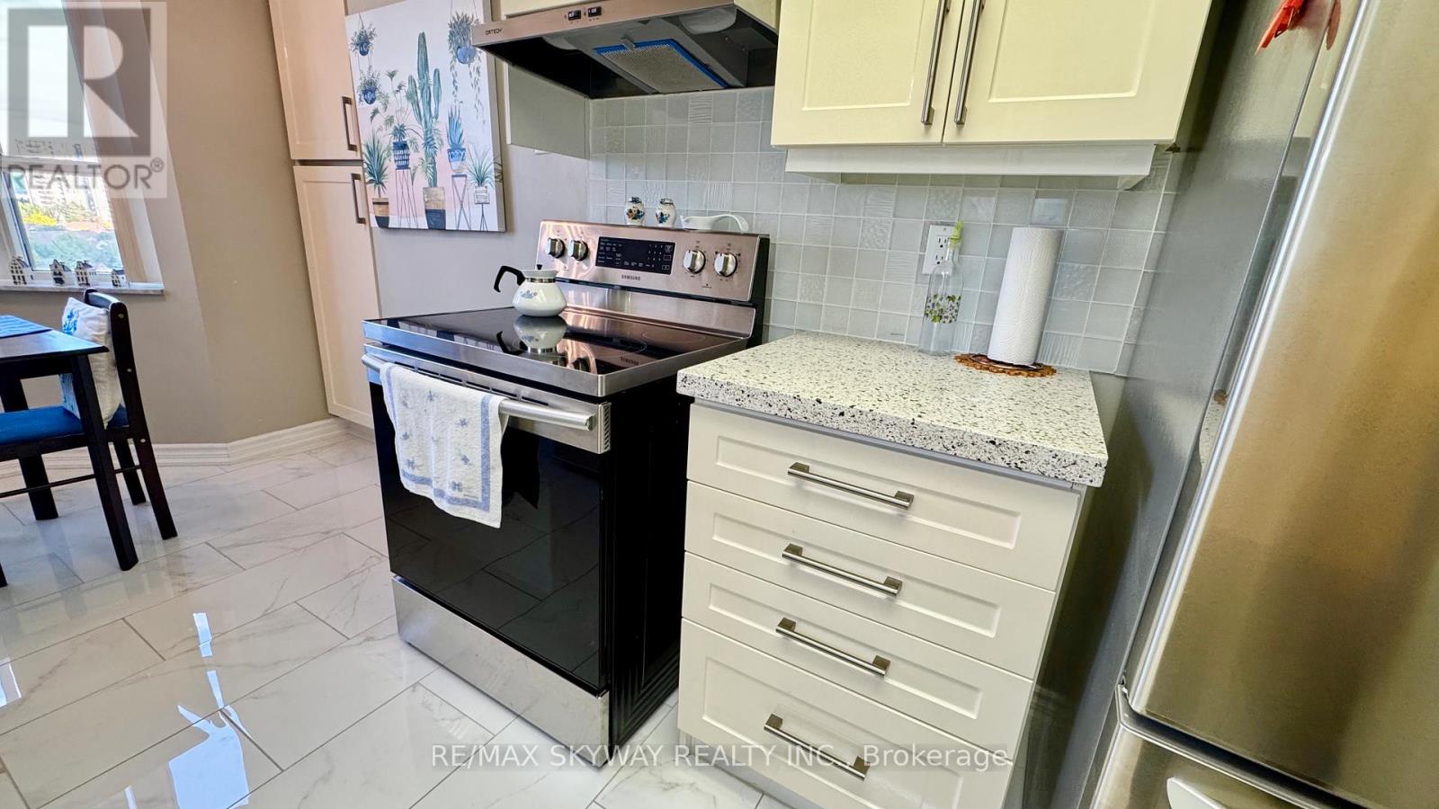 909 - 30 Malta Avenue, Brampton, Ontario  L6Y 4S5 - Photo 7 - W12592196