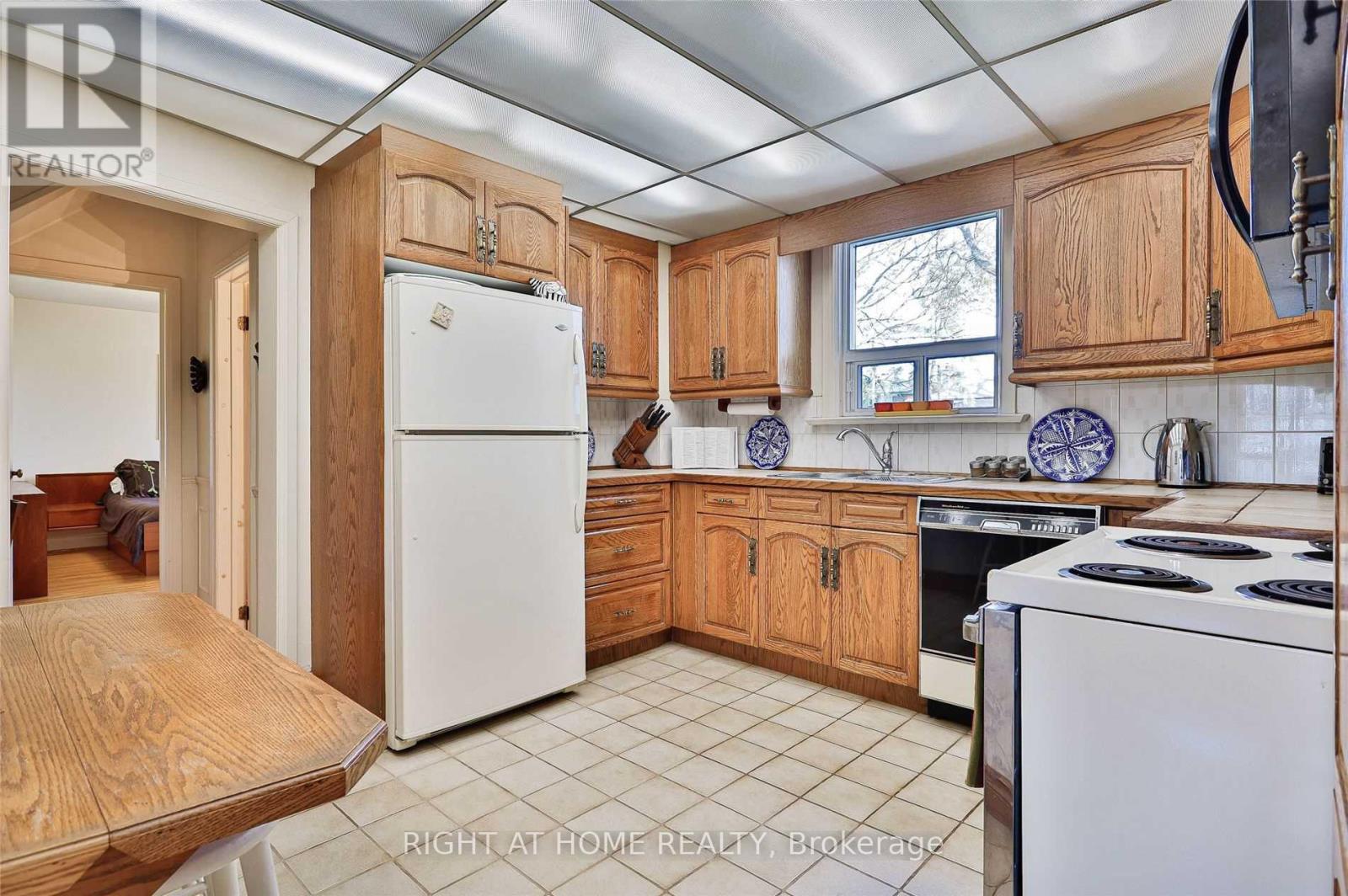 123 Ashbourne Drive, Toronto, Ontario  M9B 4H9 - Photo 5 - W12592206