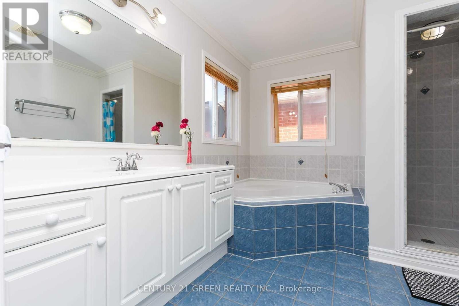 Main & Upper Floor - 3241 Bruzan Crescent, Mississauga, Ontario  L5N 8E7 - Photo 11 - W12592210