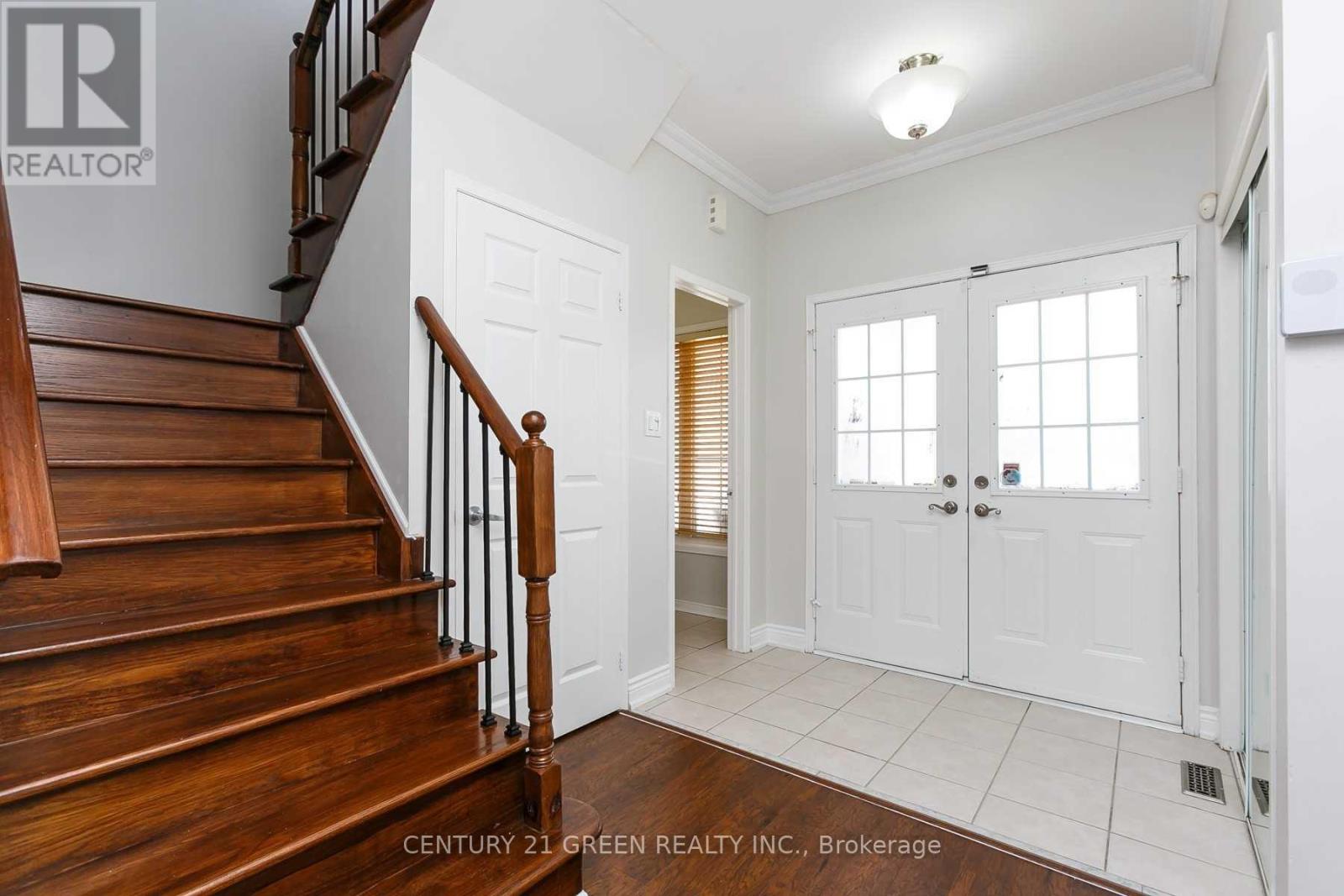 Main & Upper Floor - 3241 Bruzan Crescent, Mississauga, Ontario  L5N 8E7 - Photo 3 - W12592210