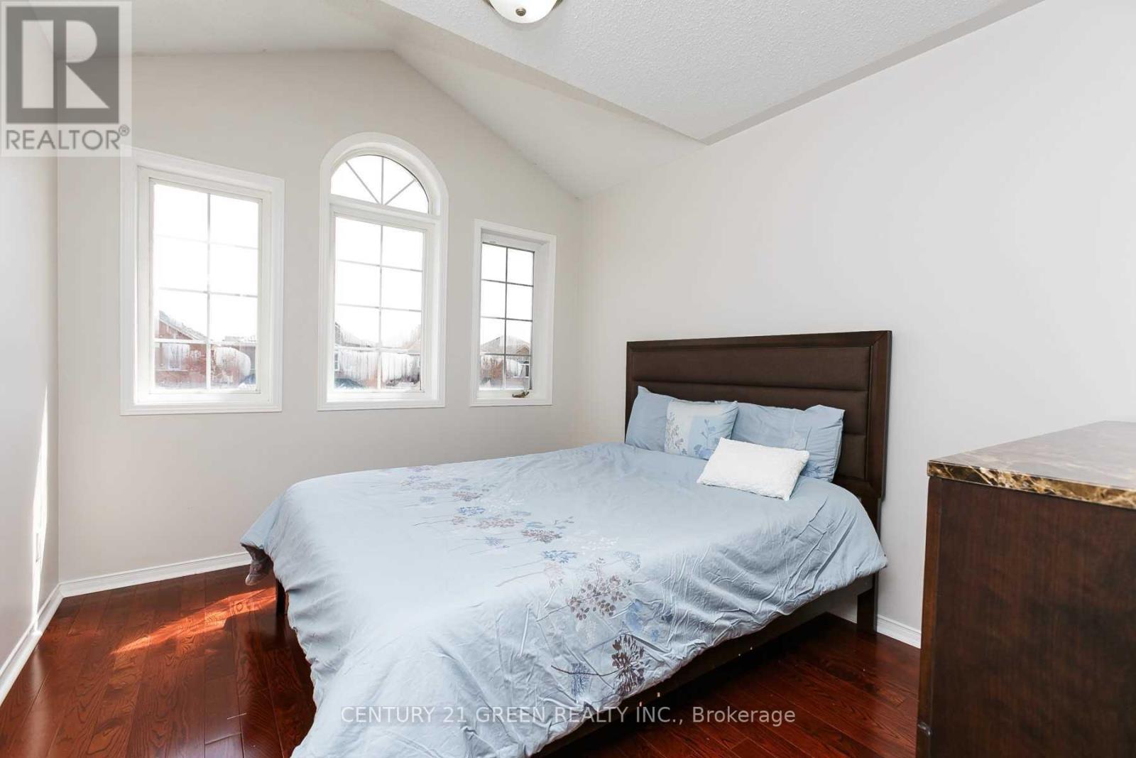 Main & Upper Floor - 3241 Bruzan Crescent, Mississauga, Ontario  L5N 8E7 - Photo 8 - W12592210