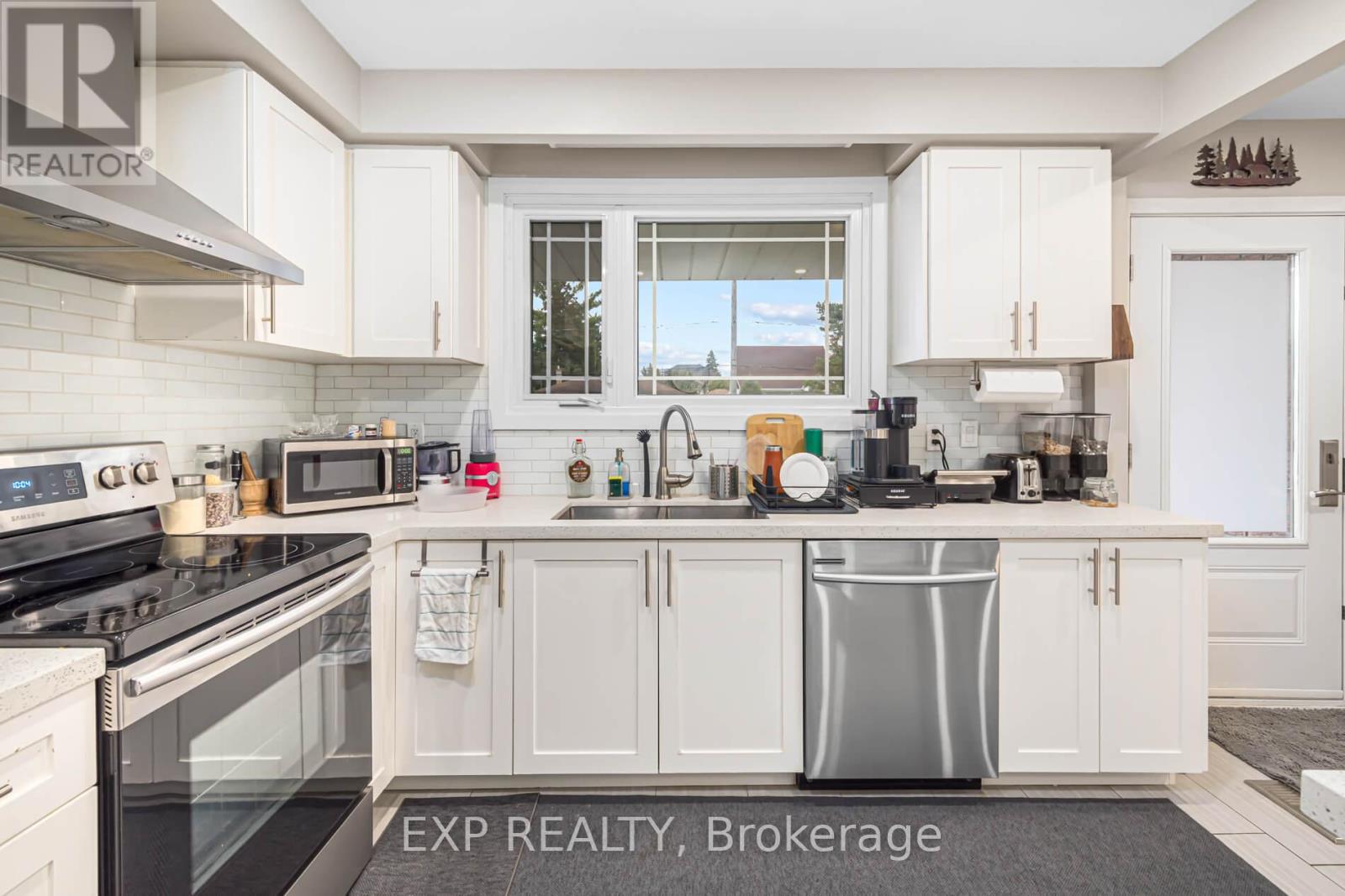 78 Sunset Trail, Toronto, Ontario  M9M 1J6 - Photo 6 - W12592312