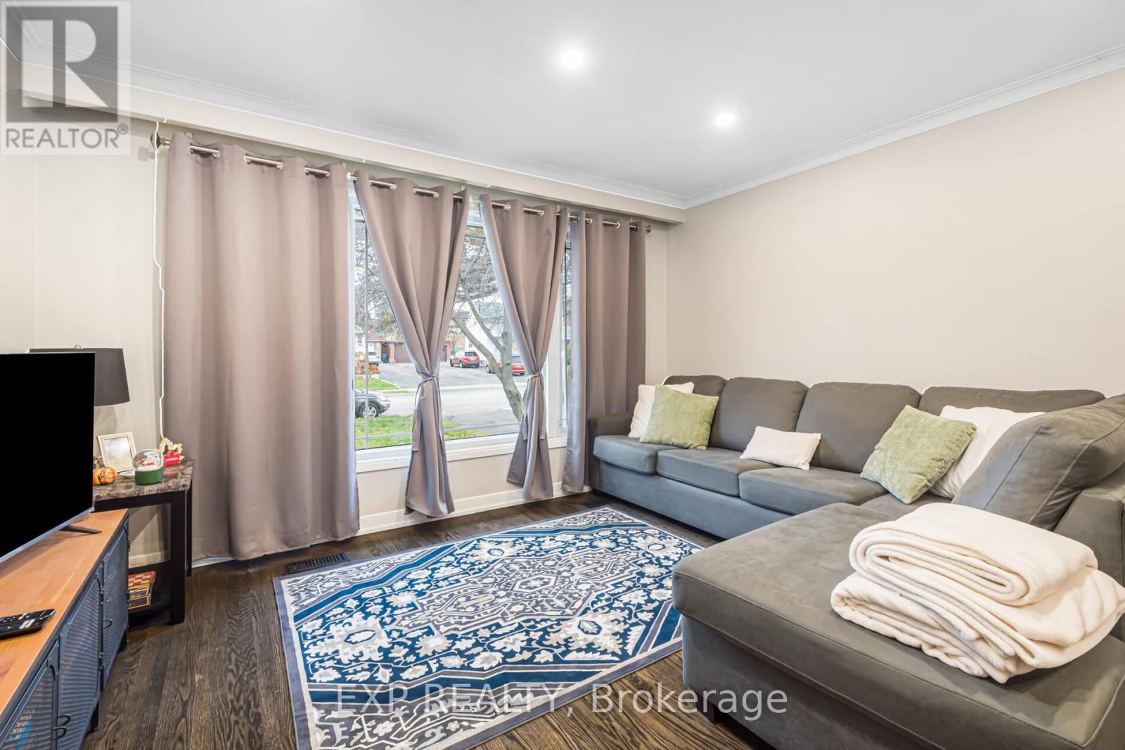 78 Sunset Trail, Toronto, Ontario  M9M 1J6 - Photo 9 - W12592312