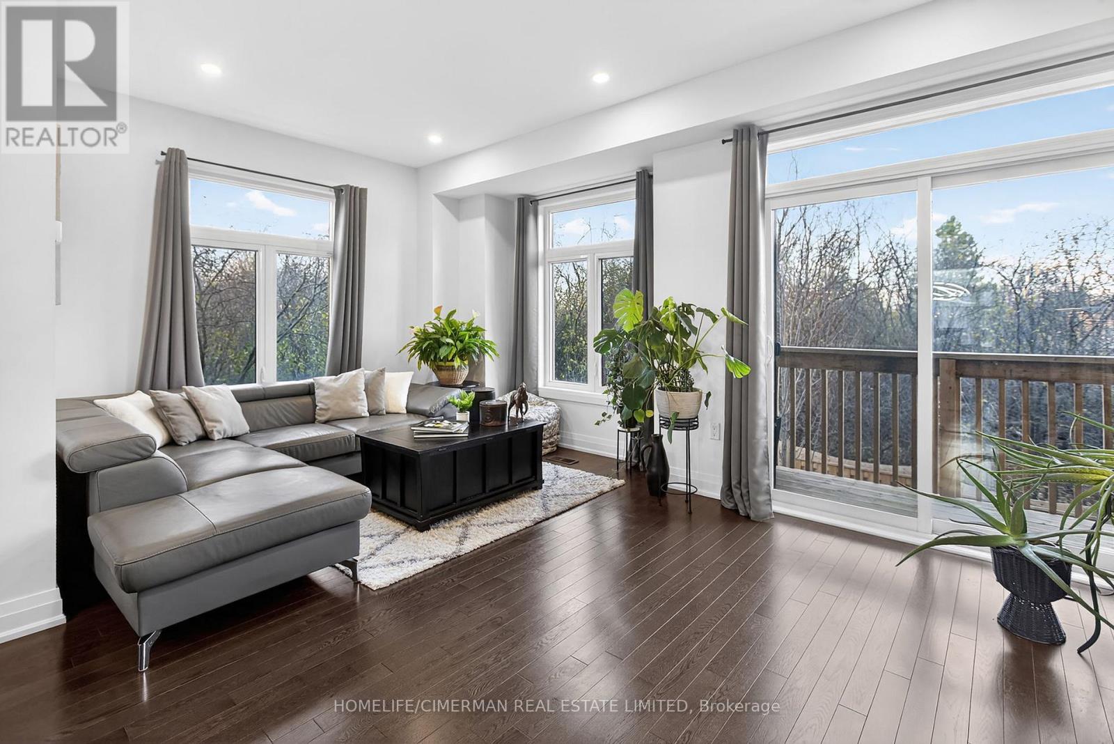 1802 Mitoff Place, Mississauga, Ontario  L4W 0E8 - Photo 2 - W12592344