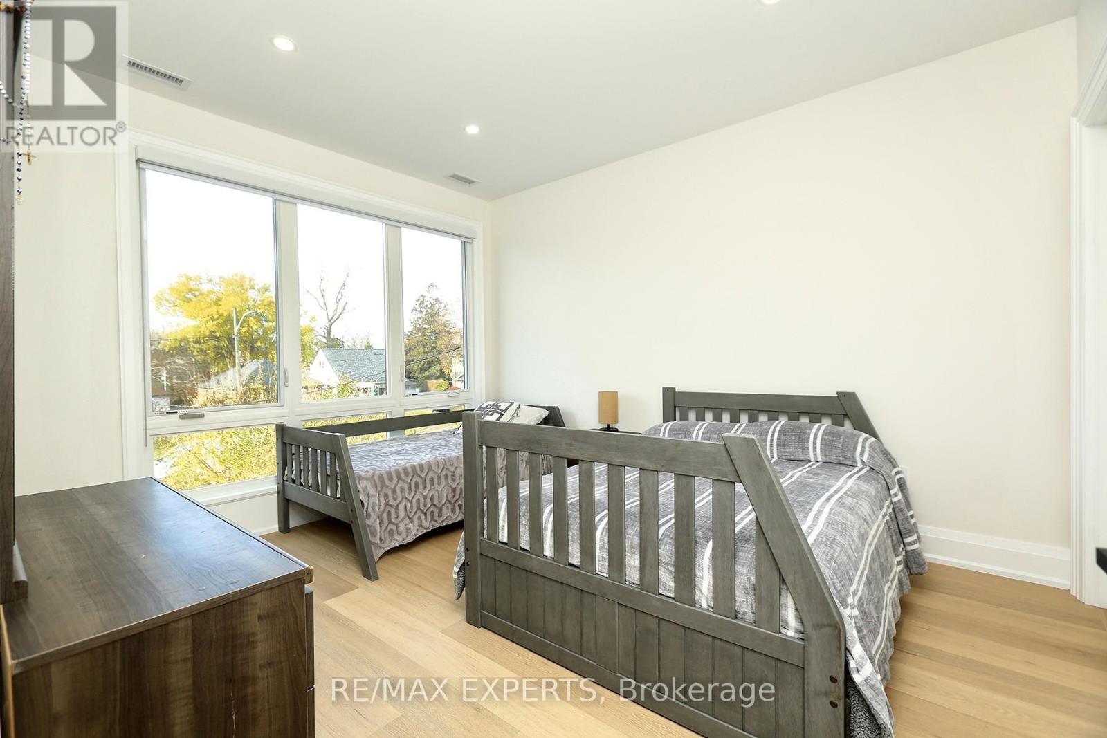 31 Fulham Drive, Toronto, Ontario M8W 4T1 - Photo 12 - W12592460