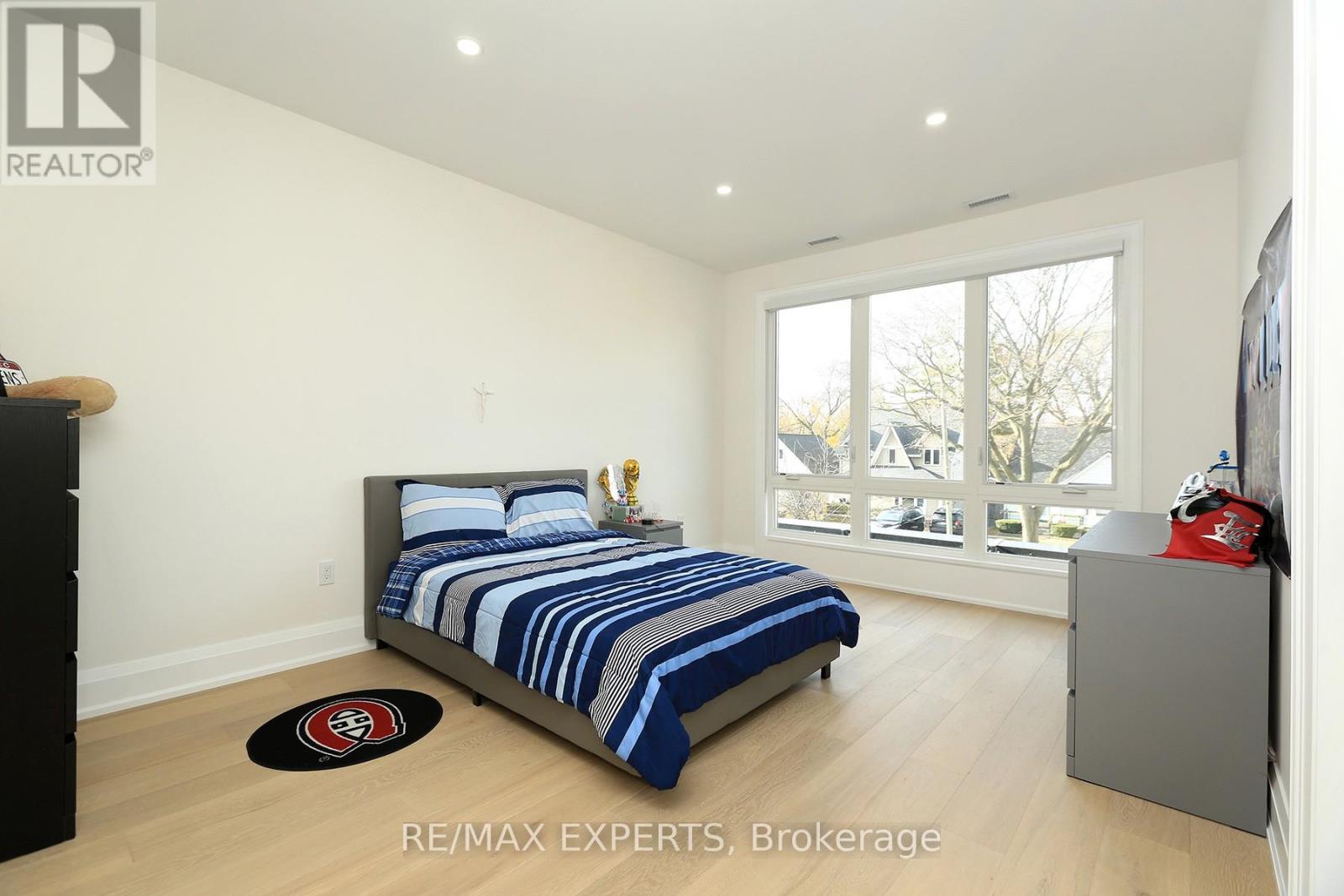 31 Fulham Drive, Toronto, Ontario M8W 4T1 - Photo 14 - W12592460