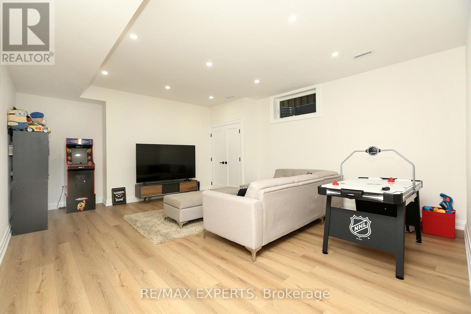 31 Fulham Drive, Toronto, Ontario M8W 4T1 - Photo 19 - W12592460