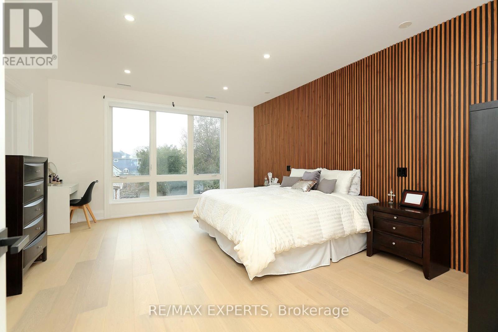 31 Fulham Drive, Toronto, Ontario M8W 4T1 - Photo 4 - W12592460