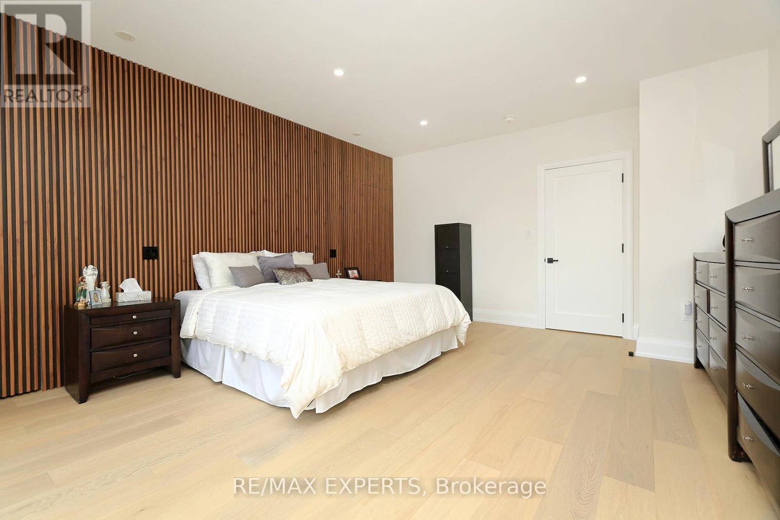 31 Fulham Drive, Toronto, Ontario M8W 4T1 - Photo 7 - W12592460