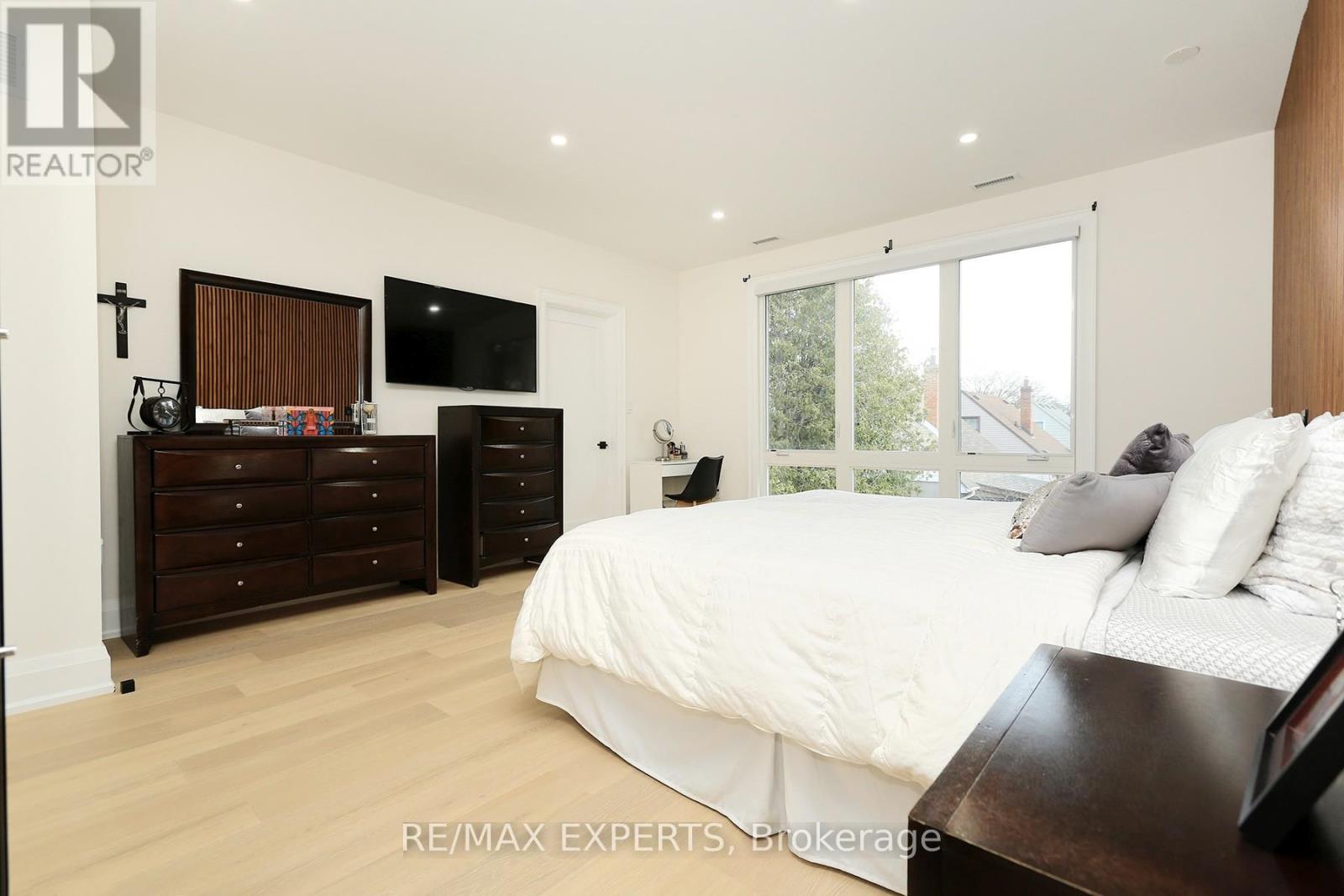 31 Fulham Drive, Toronto, Ontario M8W 4T1 - Photo 5 - W12592460