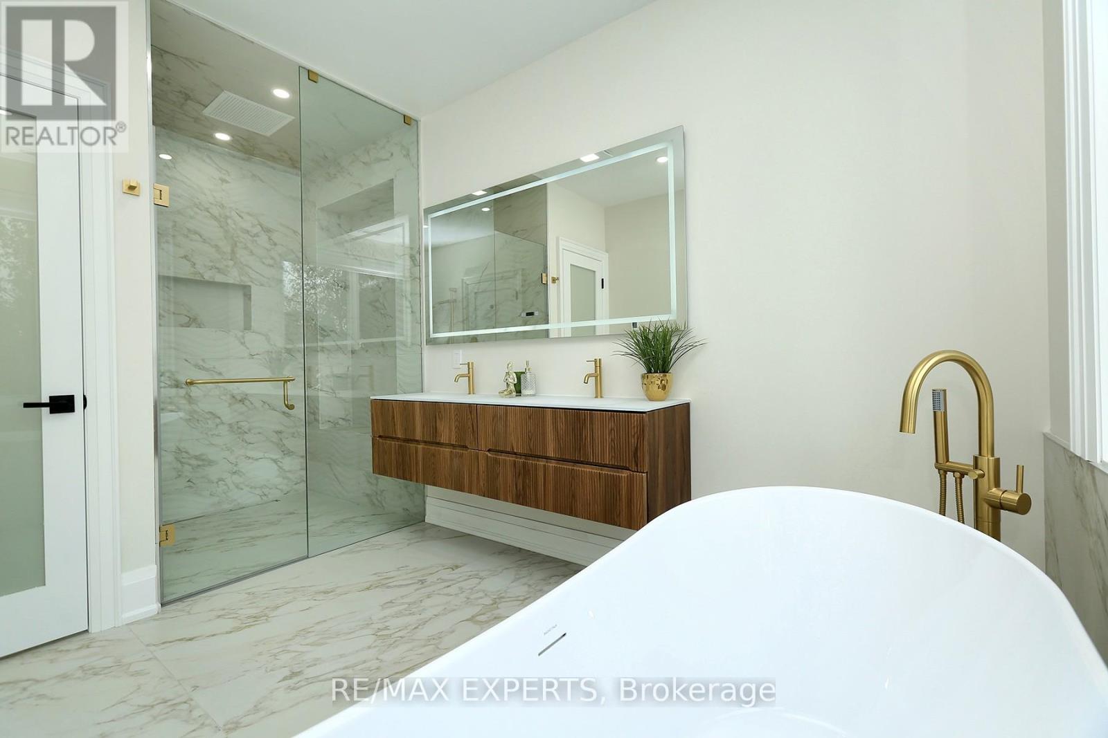 31 Fulham Drive, Toronto, Ontario M8W 4T1 - Photo 8 - W12592460