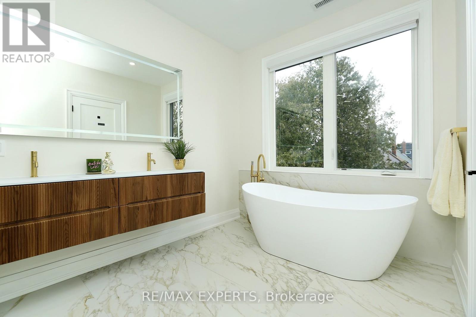 31 Fulham Drive, Toronto, Ontario M8W 4T1 - Photo 9 - W12592460