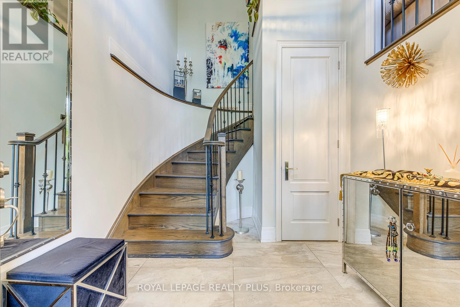 221 Hanover Street, Oakville, Ontario L6K 0G9 - Photo 5 - W12592366