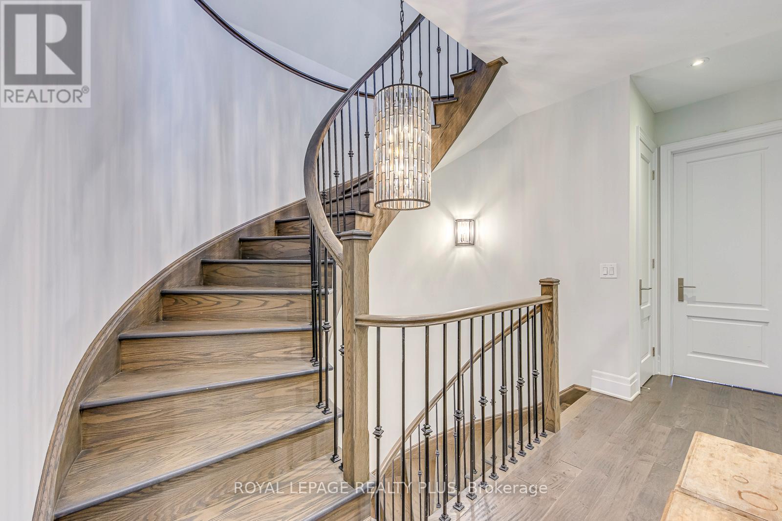 221 Hanover Street, Oakville, Ontario L6K 0G9 - Photo 40 - W12592366