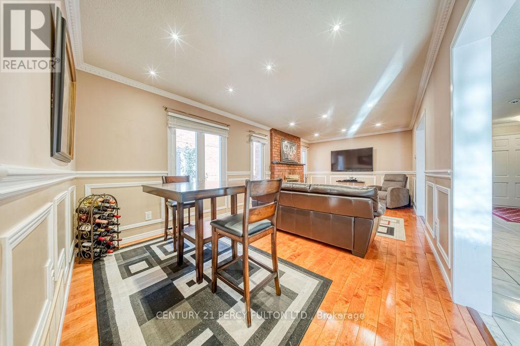 43 Windmill Boulevard, Brampton, Ontario  L6Y 3E9 - Photo 9 - W12592480