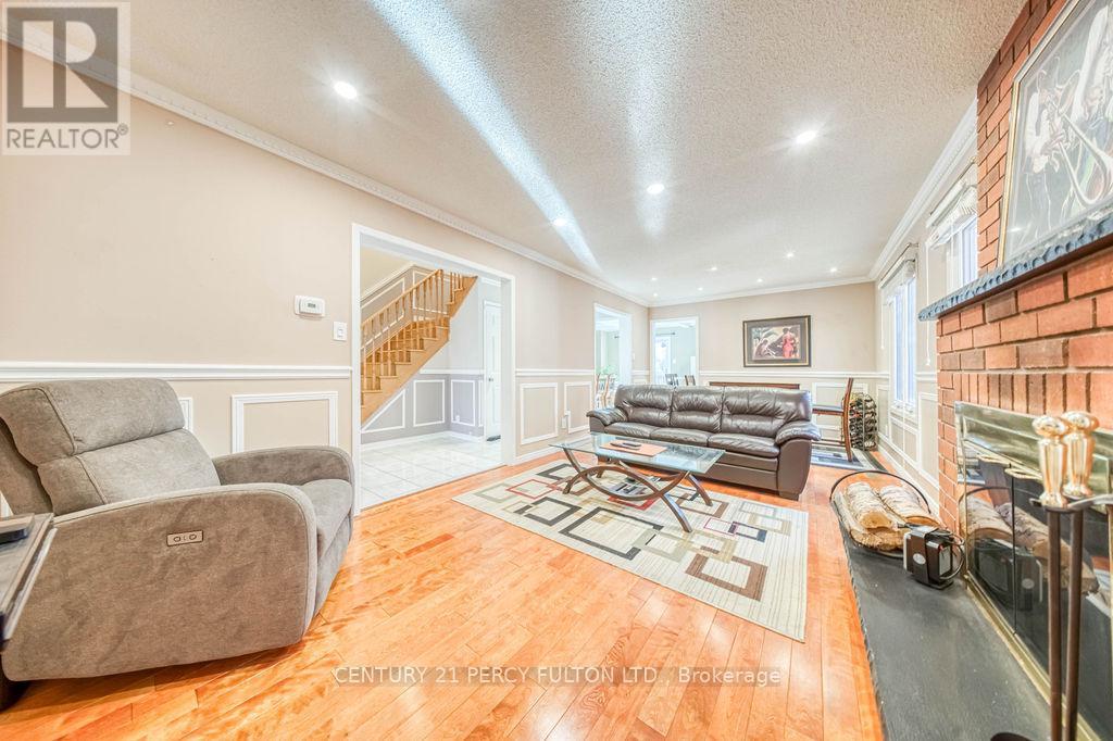 43 Windmill Boulevard, Brampton, Ontario  L6Y 3E9 - Photo 8 - W12592480